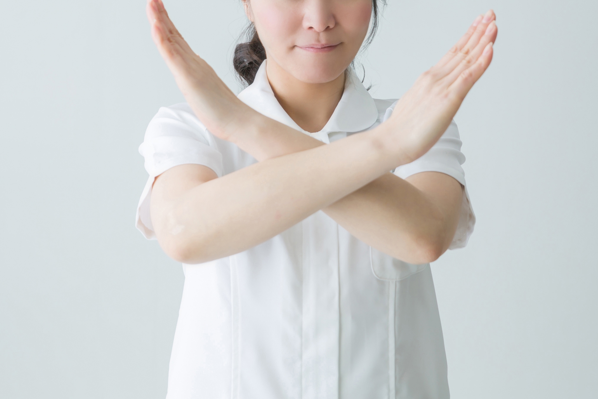 拒否する白衣の女性