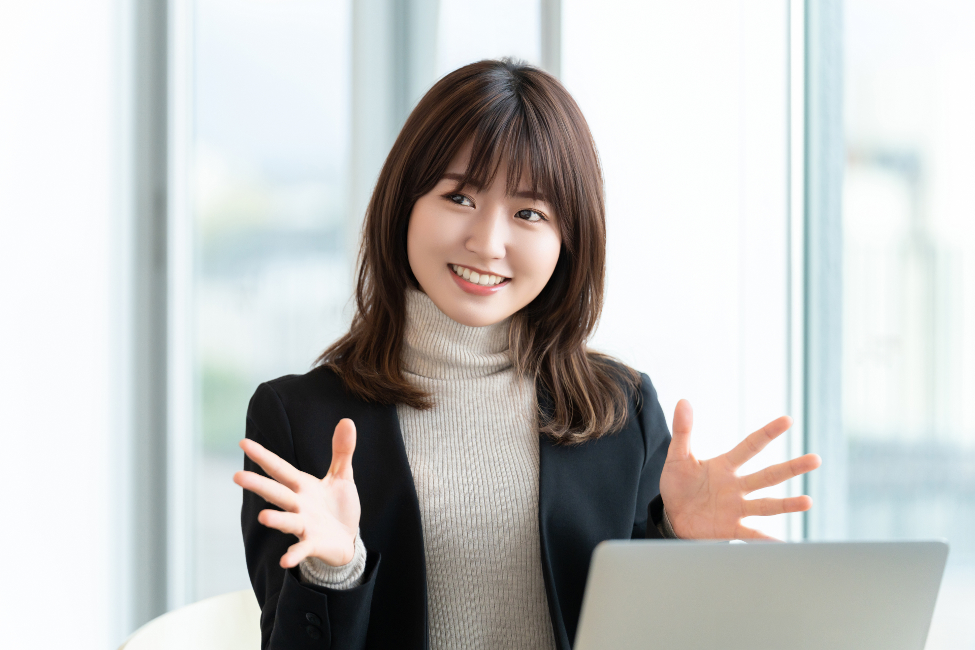 シックな服装の女性