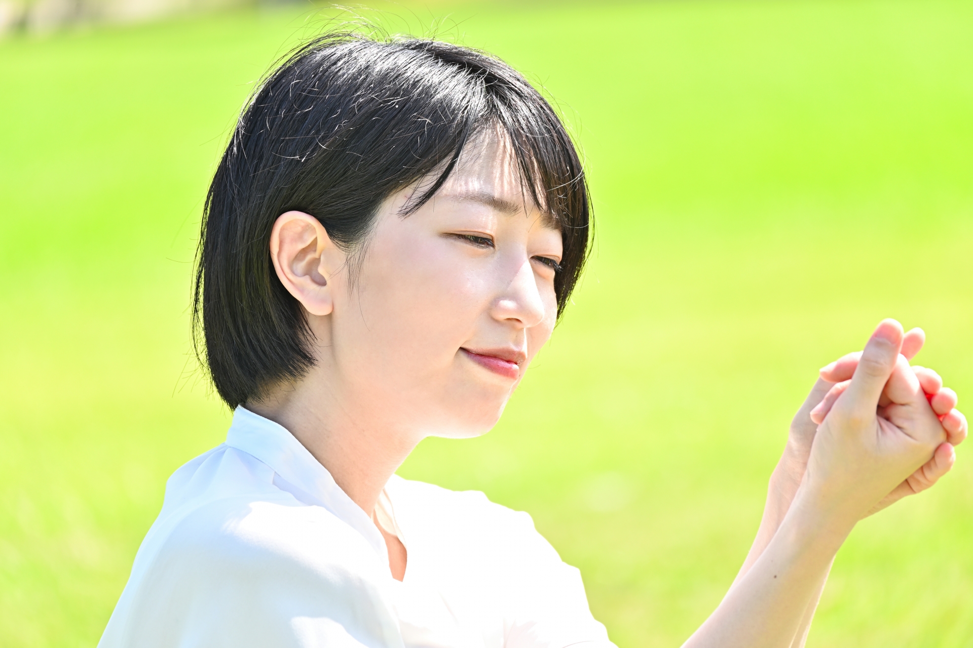 手を見つめる女性