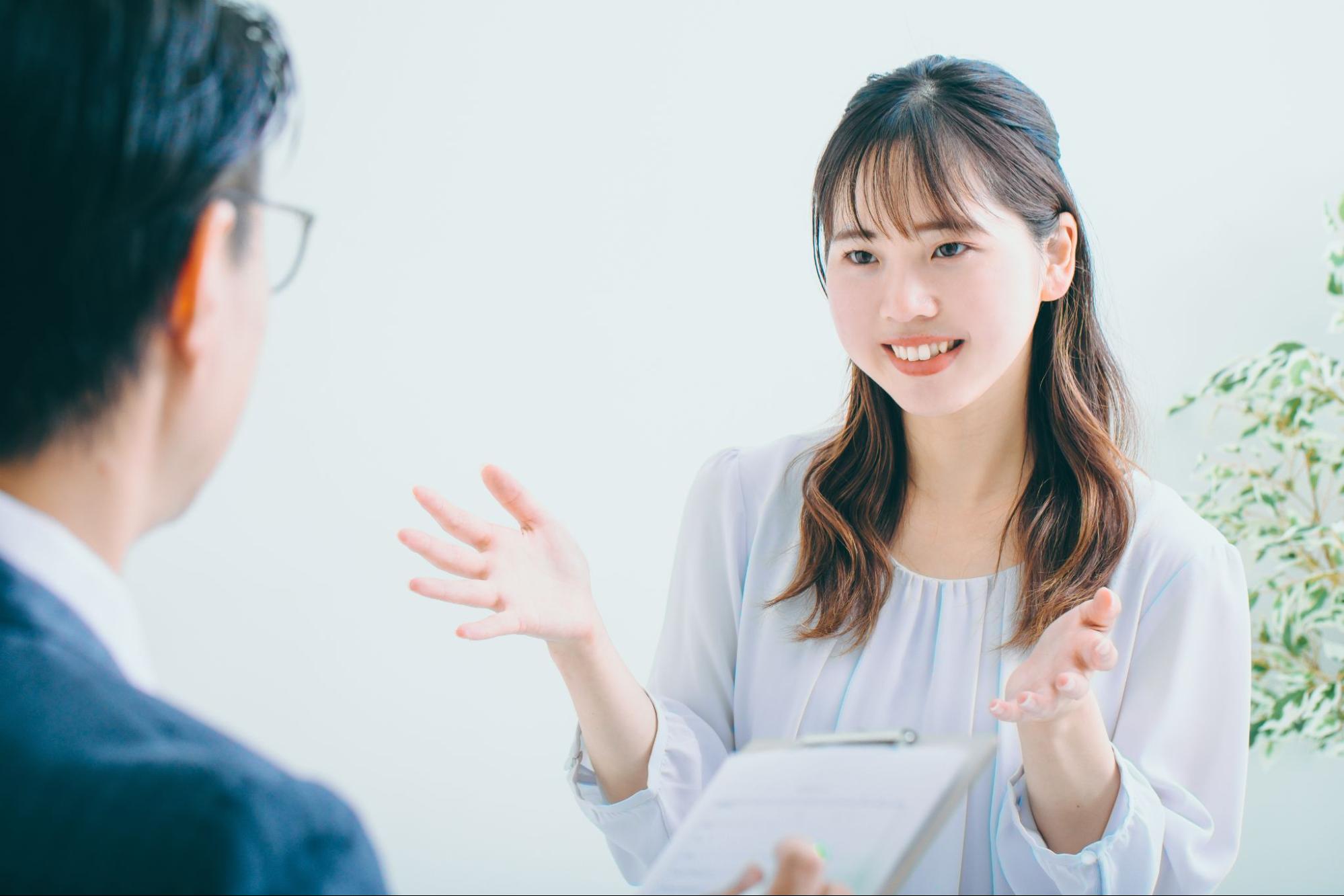 説明する女性