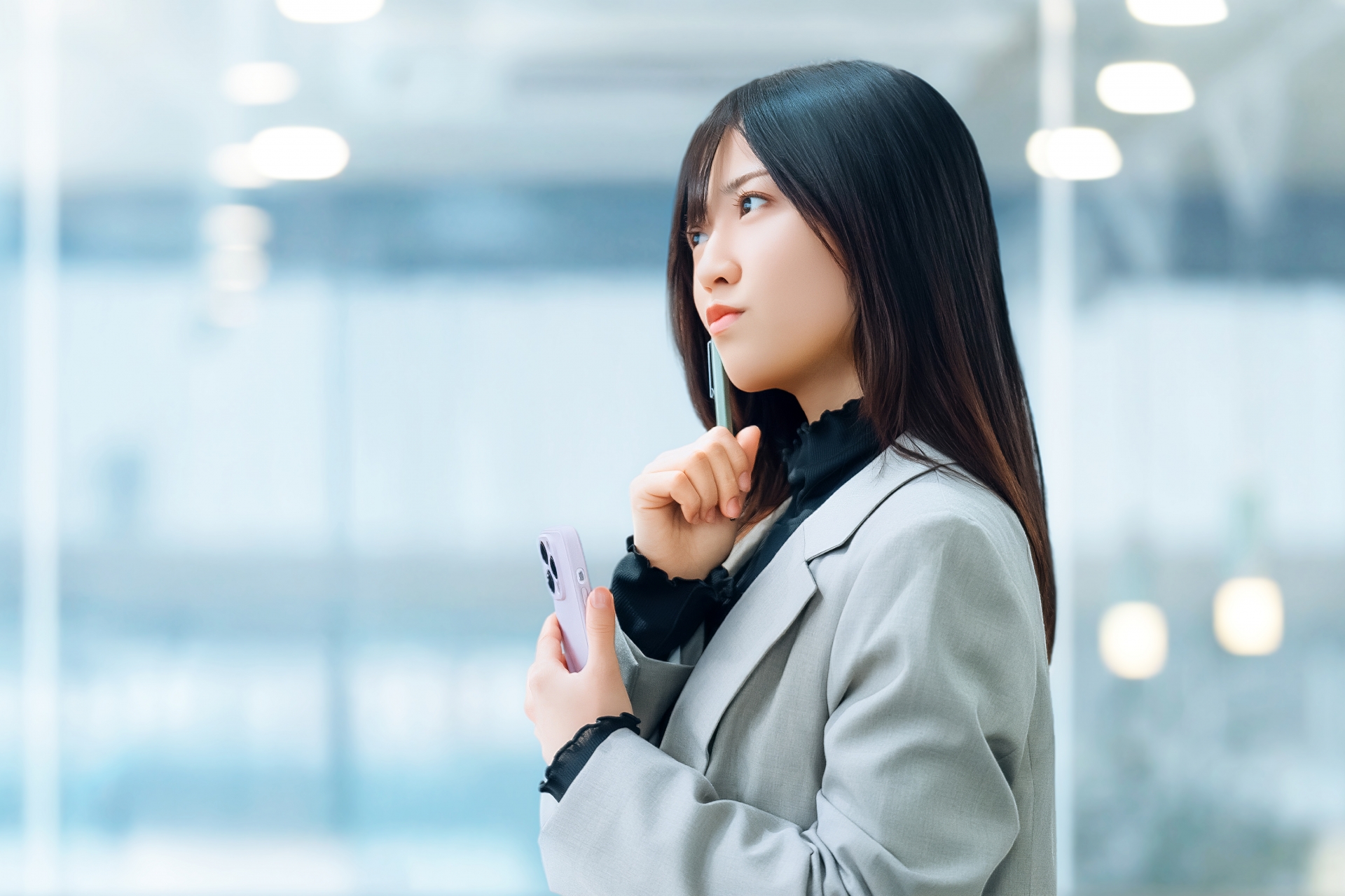 考える女性