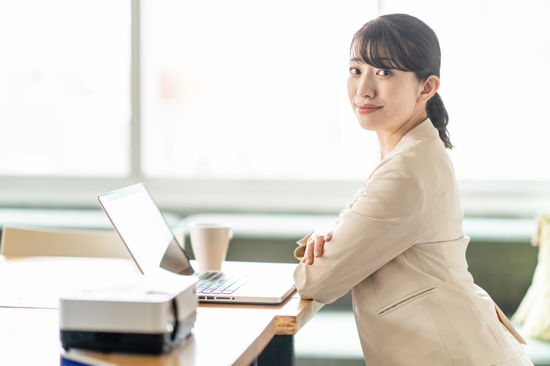 デスクワークをする女性