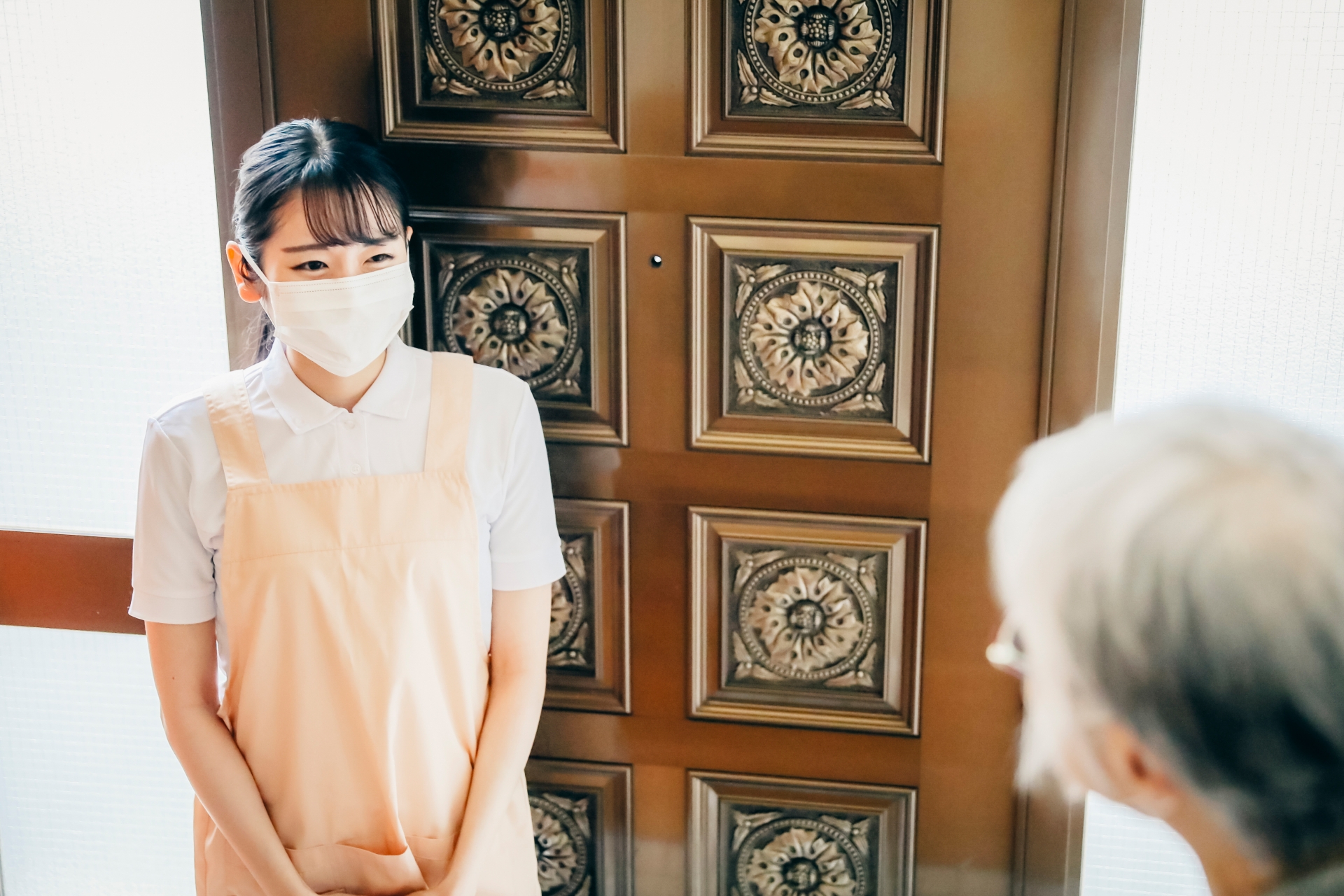 高齢者住宅に訪問する女性