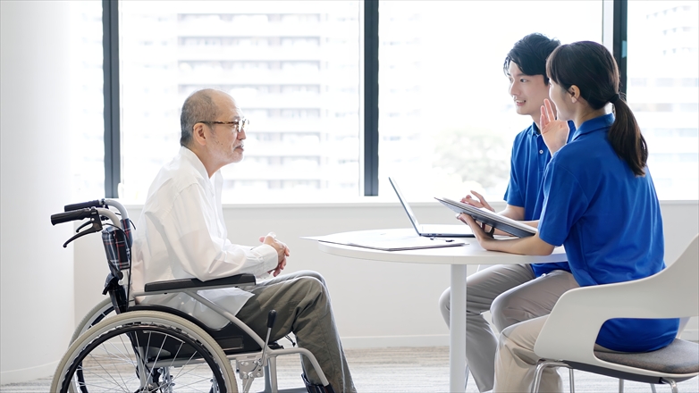 高齢者に説明をする介護士
