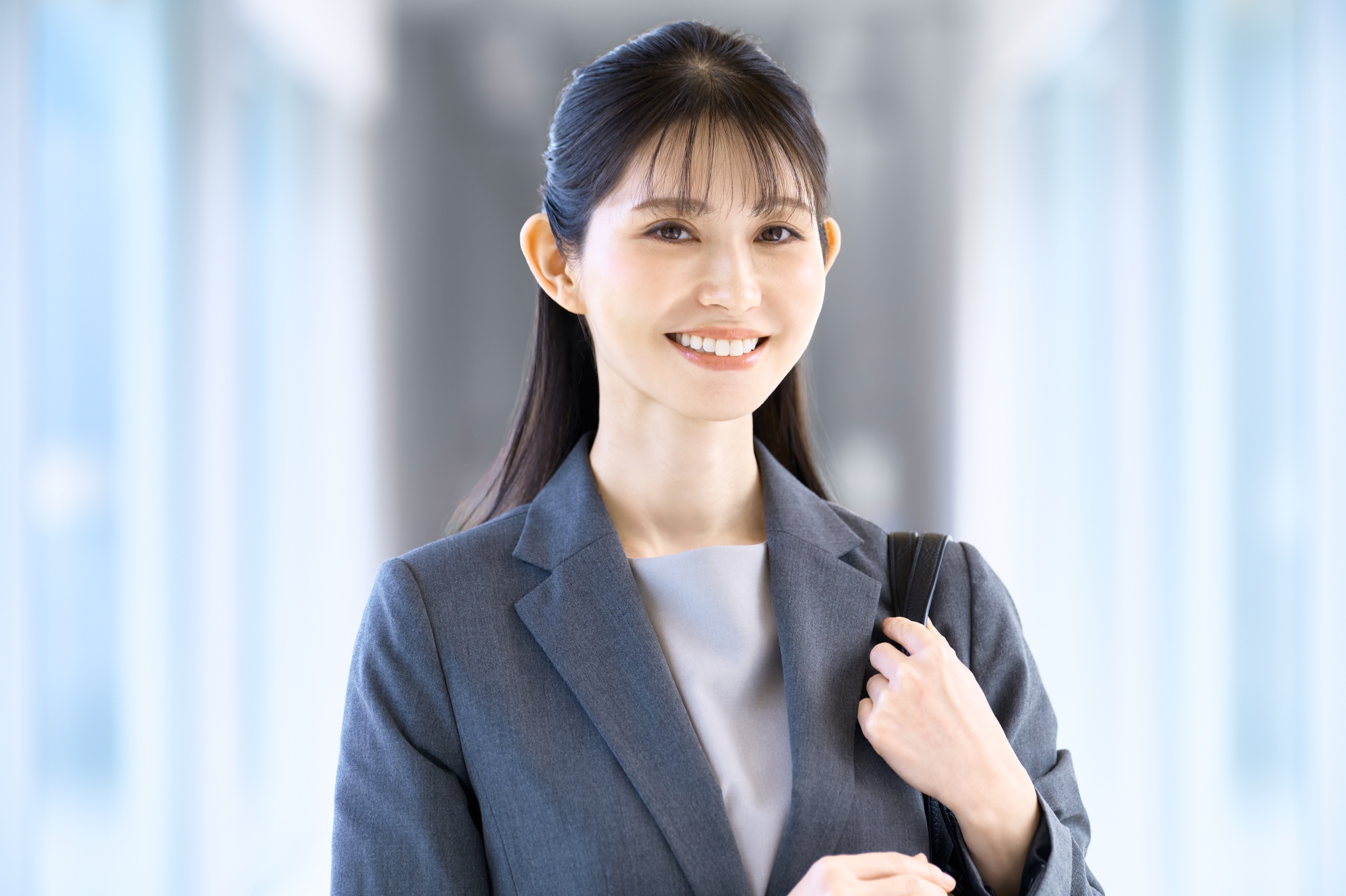 スーツの女性