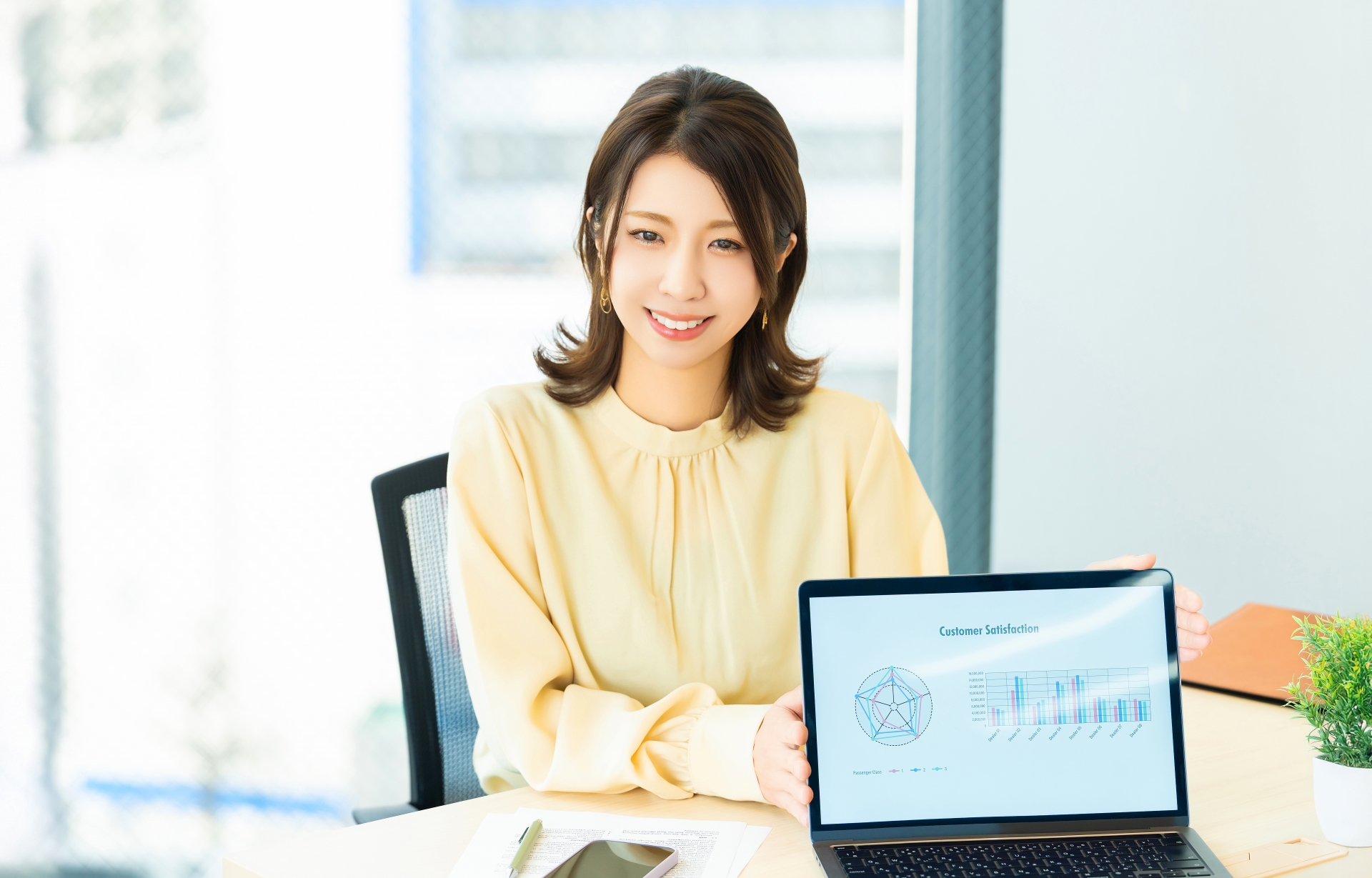 笑顔で対話をする女性