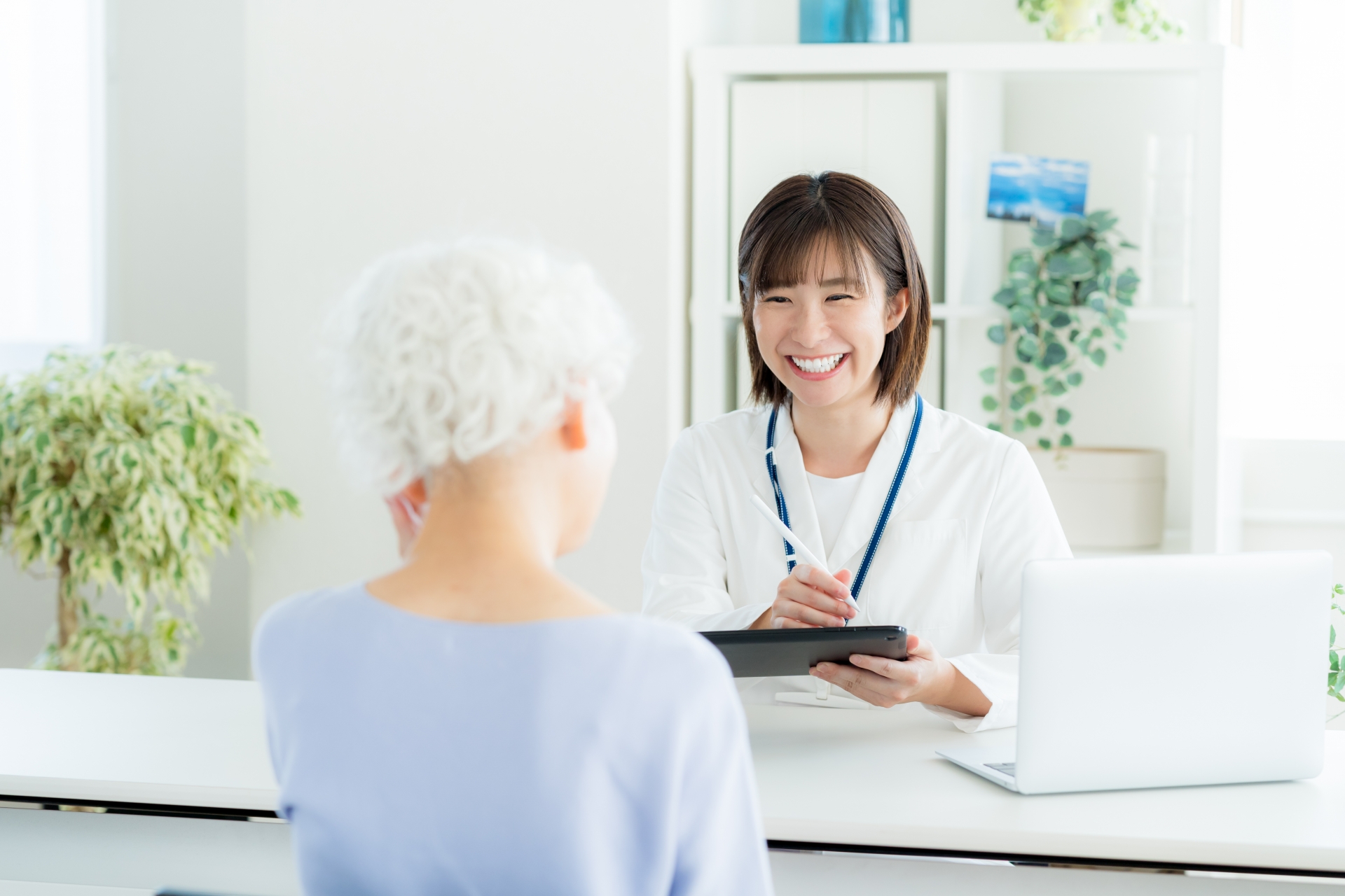 シニアに問診する医療関係者