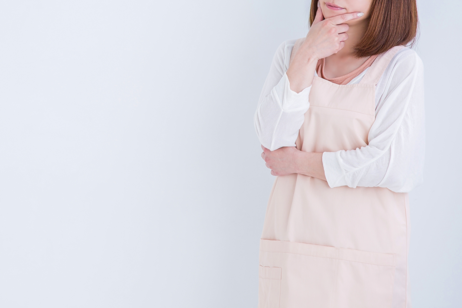 考える女性