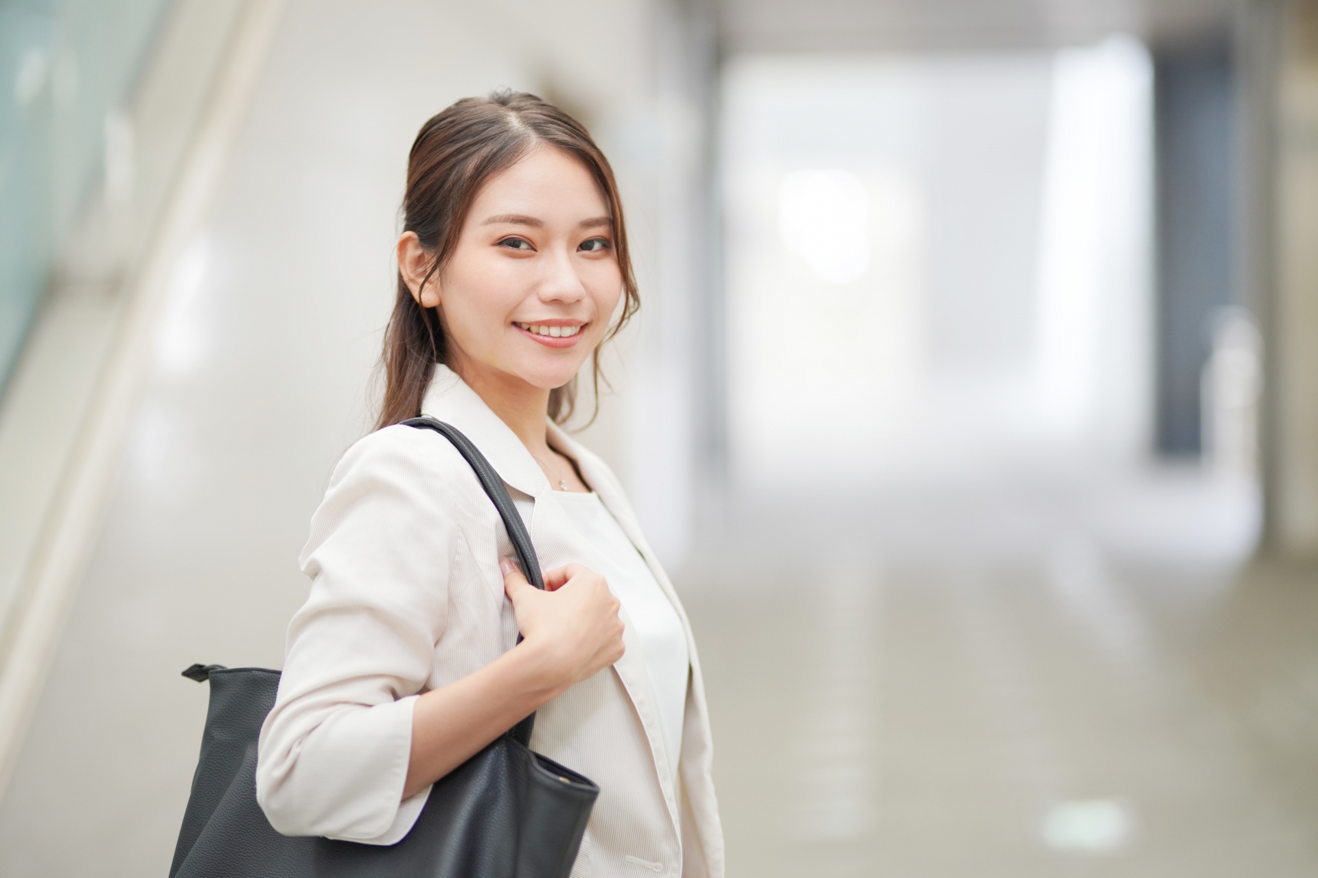 スーツ姿の若い女性