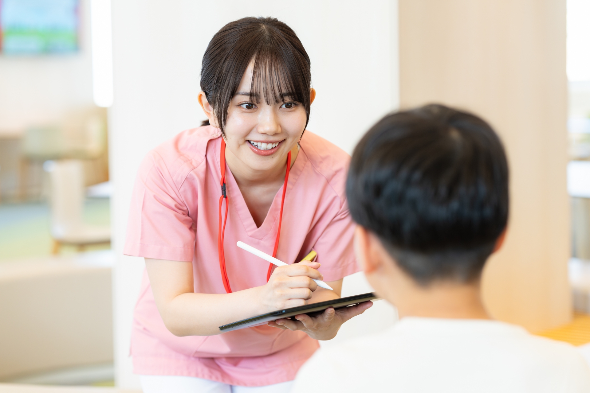 カウンセリングをする女性介護士