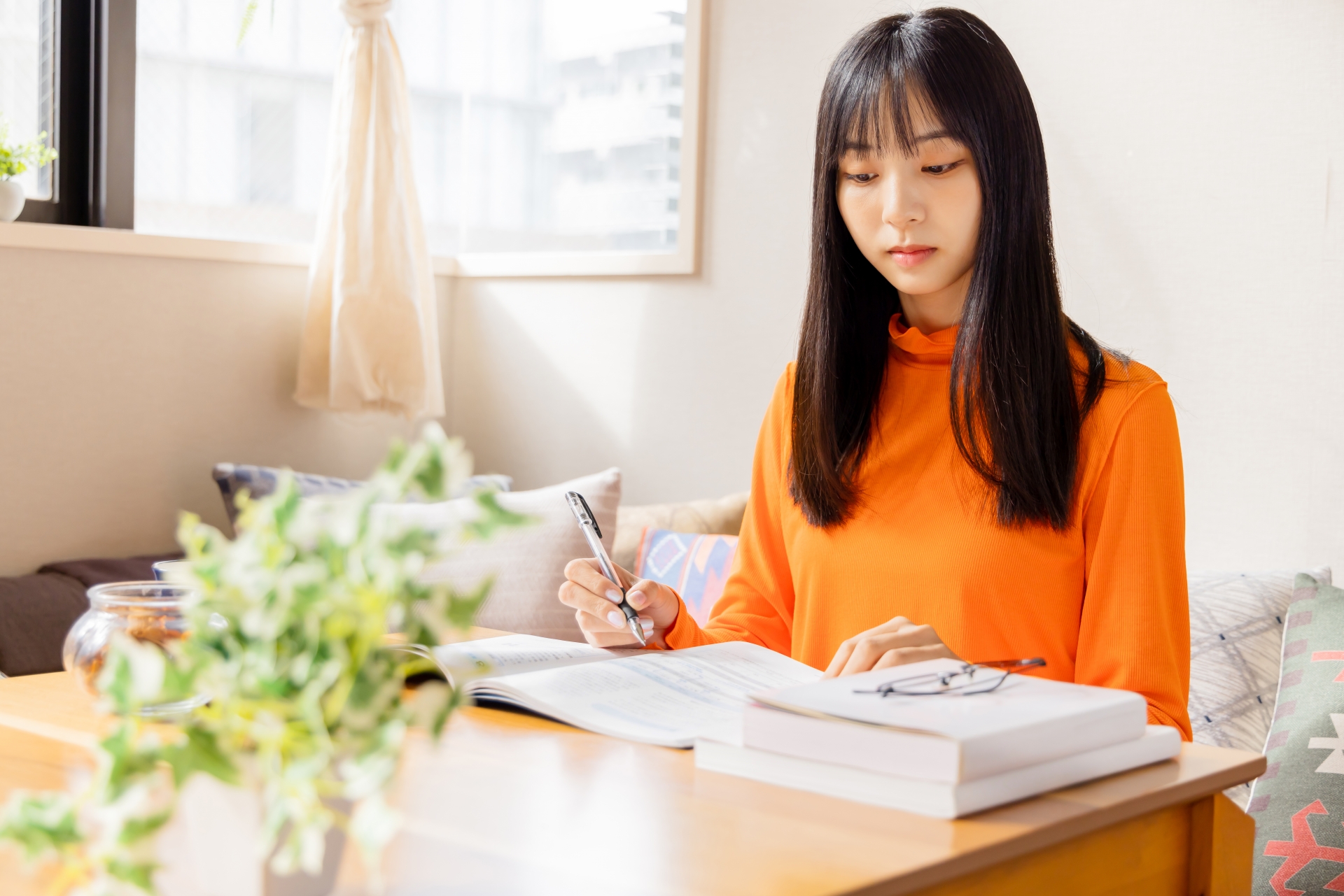 勉強をする若い女性