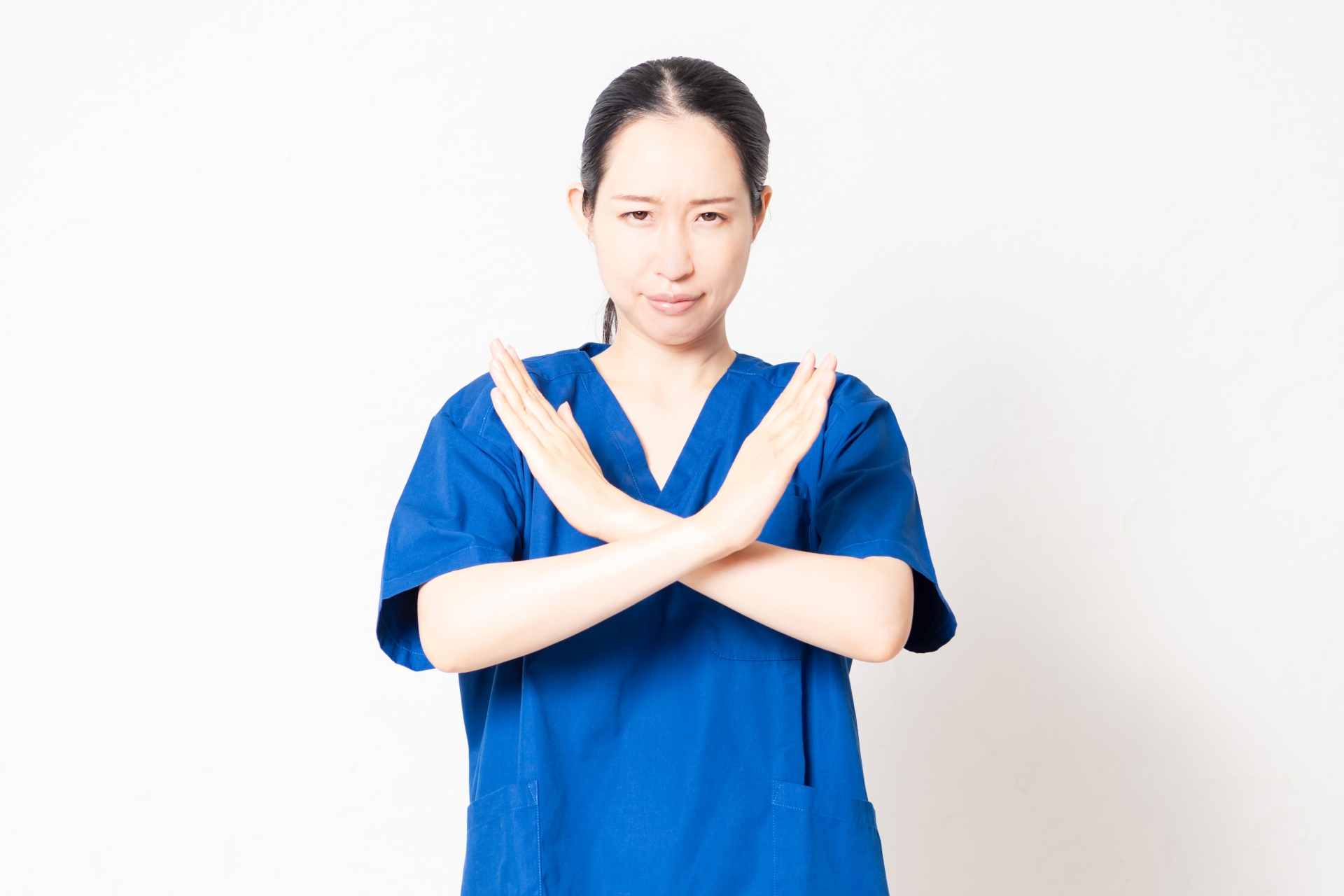 NGのジェスチャーをする医療従事者