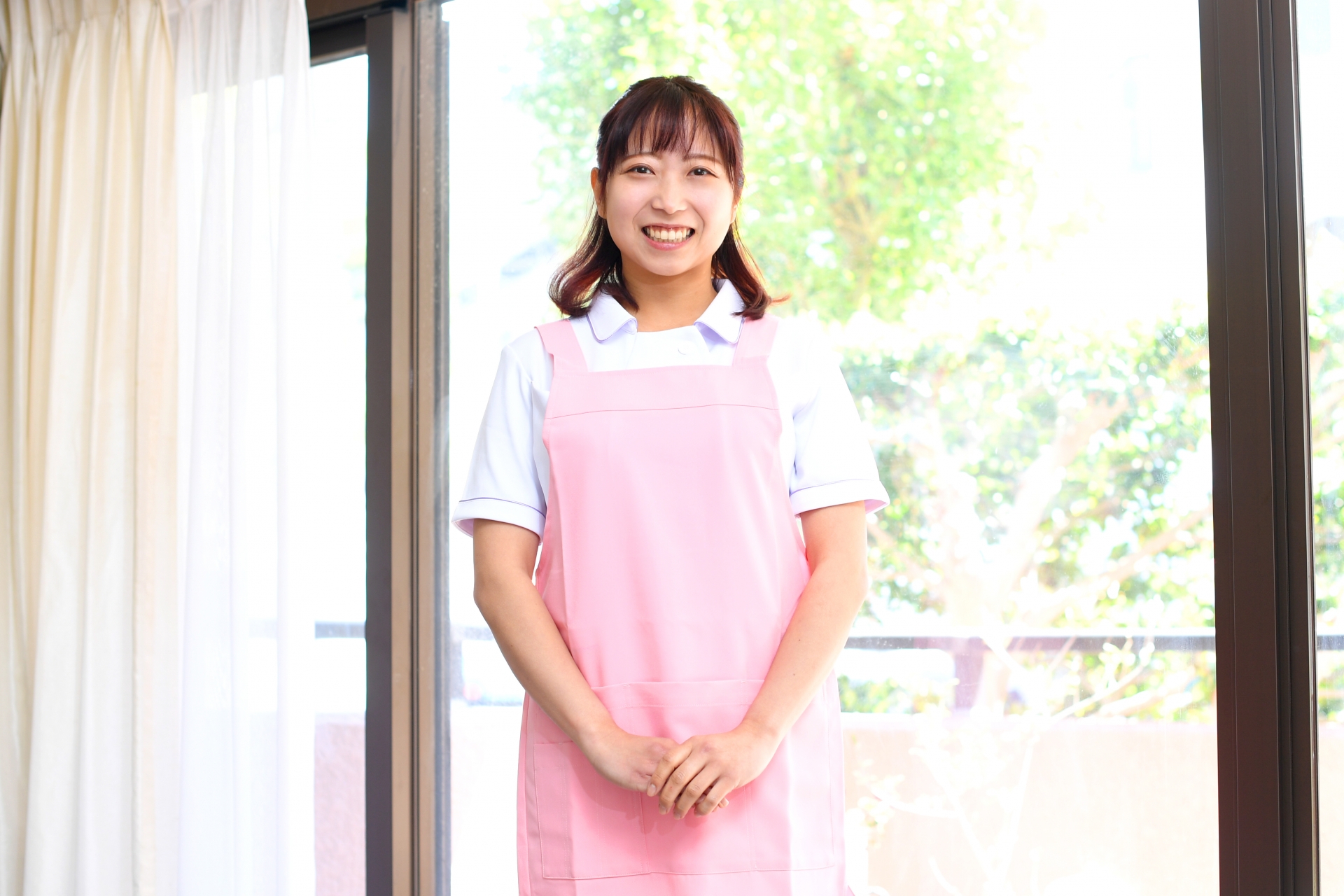 エプロン姿の笑顔の女性