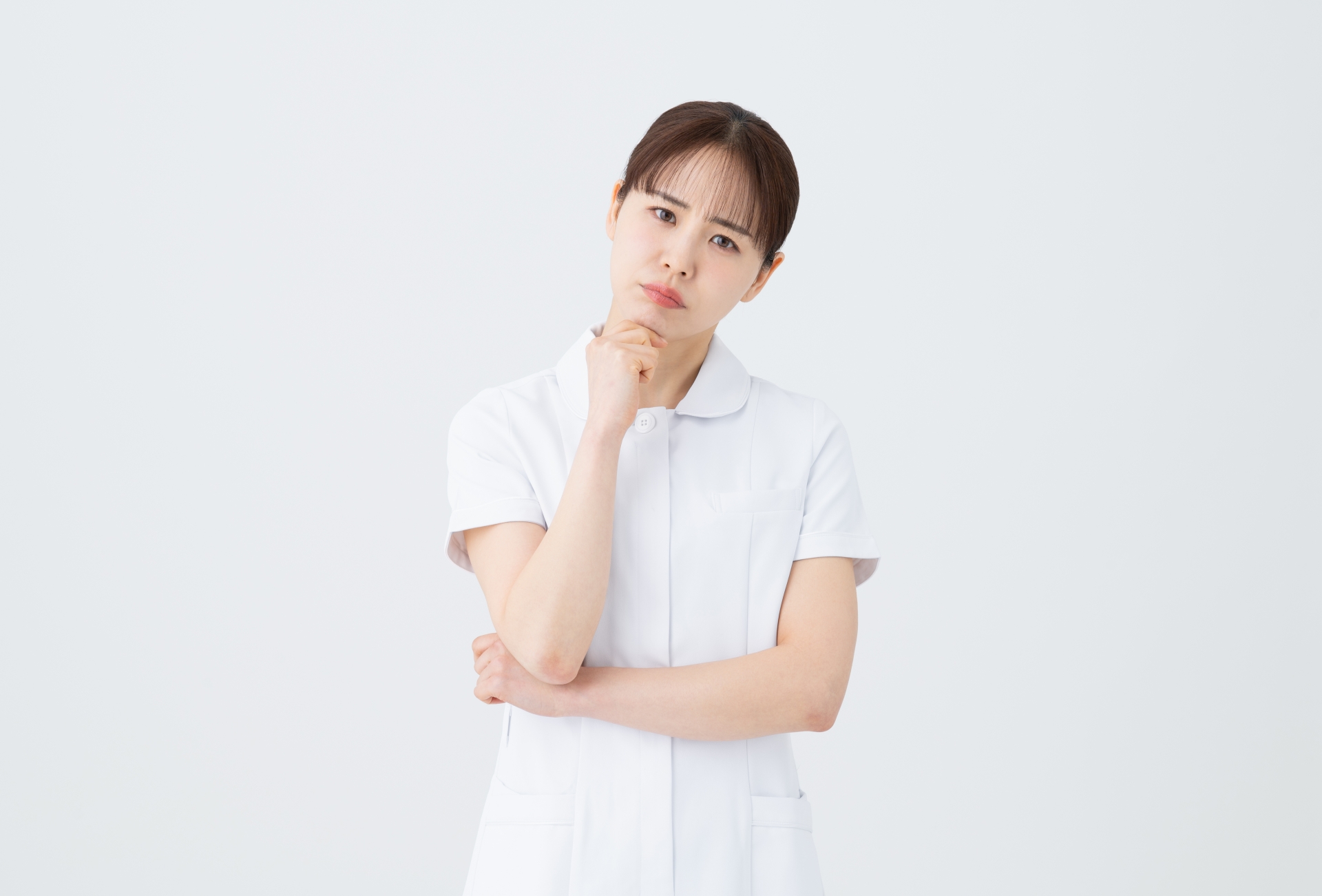 首を傾げる白衣の女性