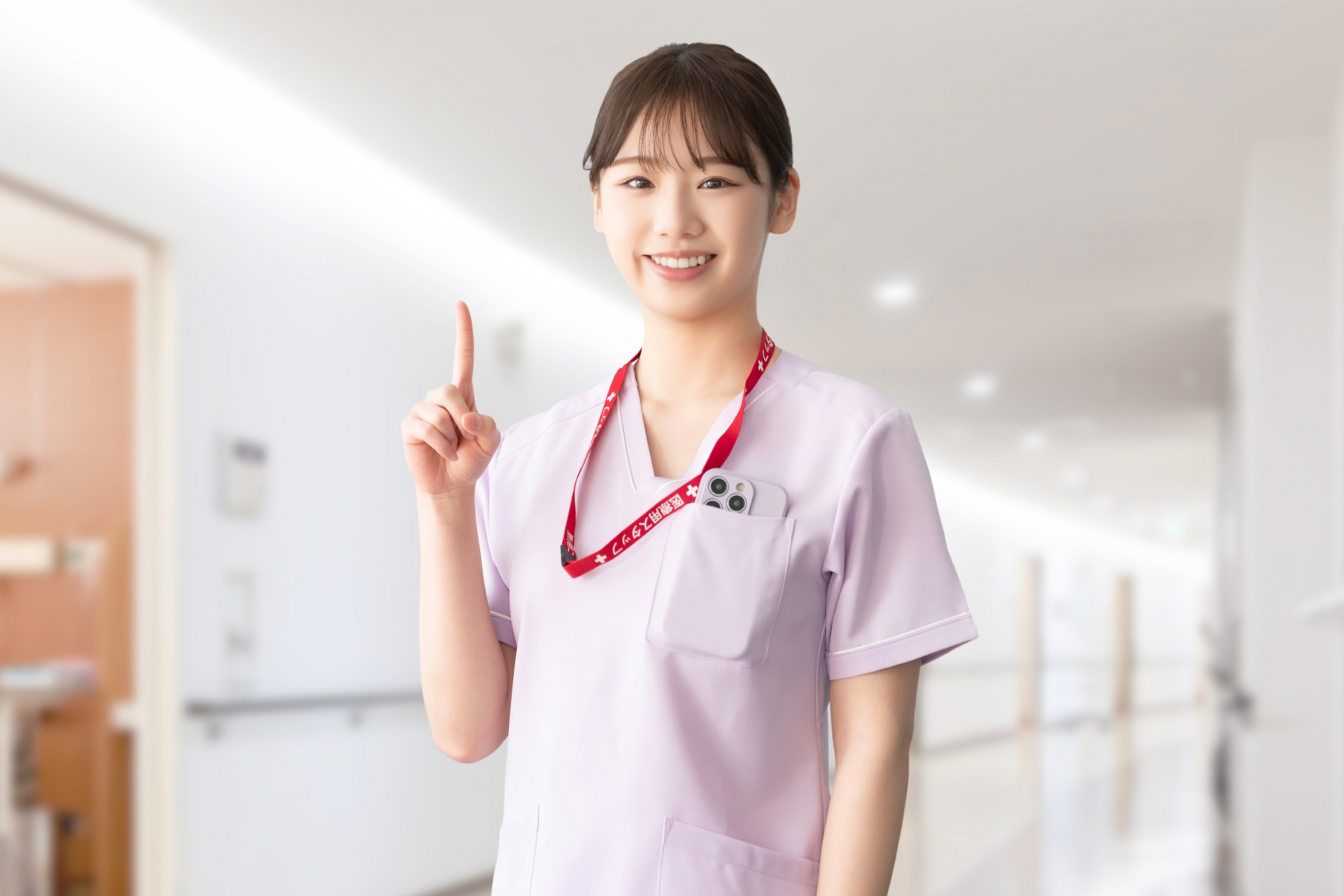 指を立てて説明する介護職の女性