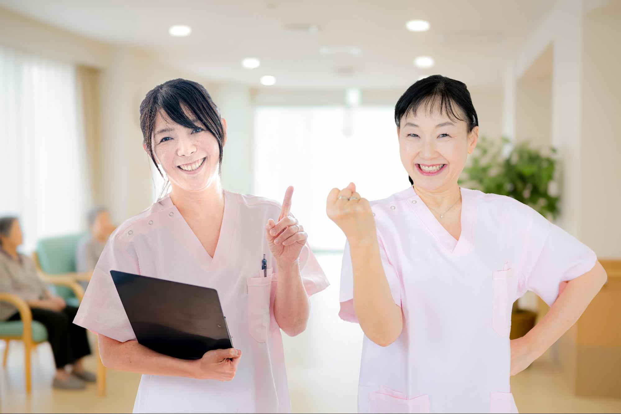 笑顔で働くケアスタッフ