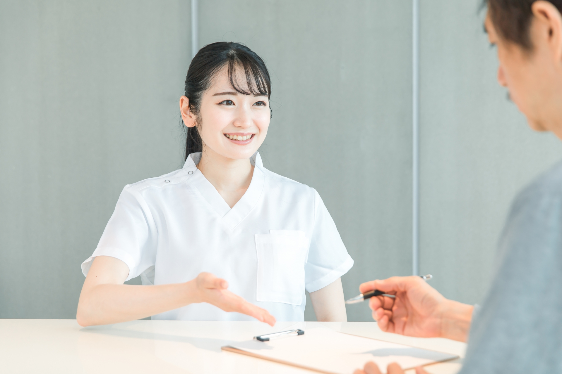 受付対応をする看護師