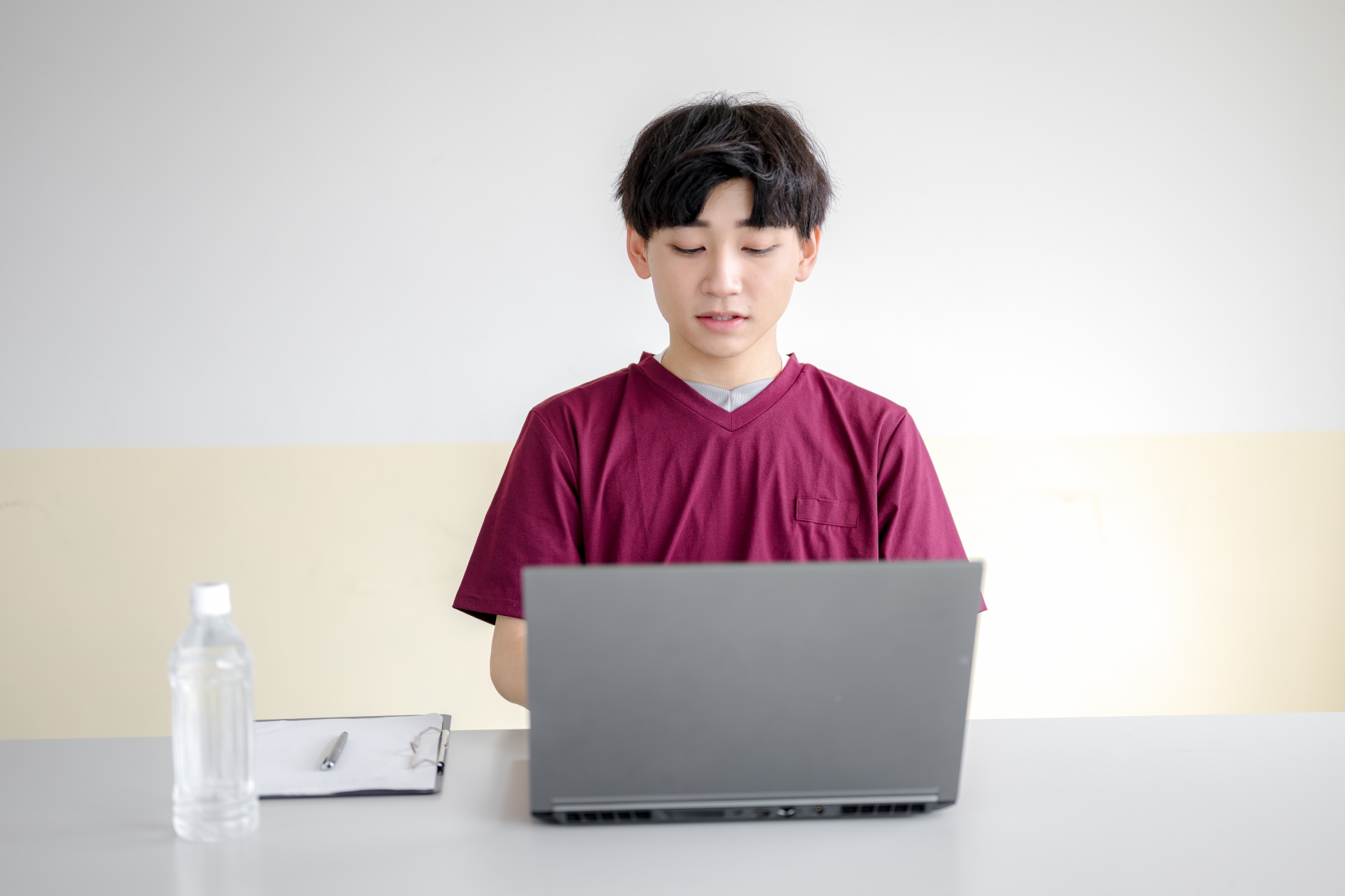 スクラブ男性とPC