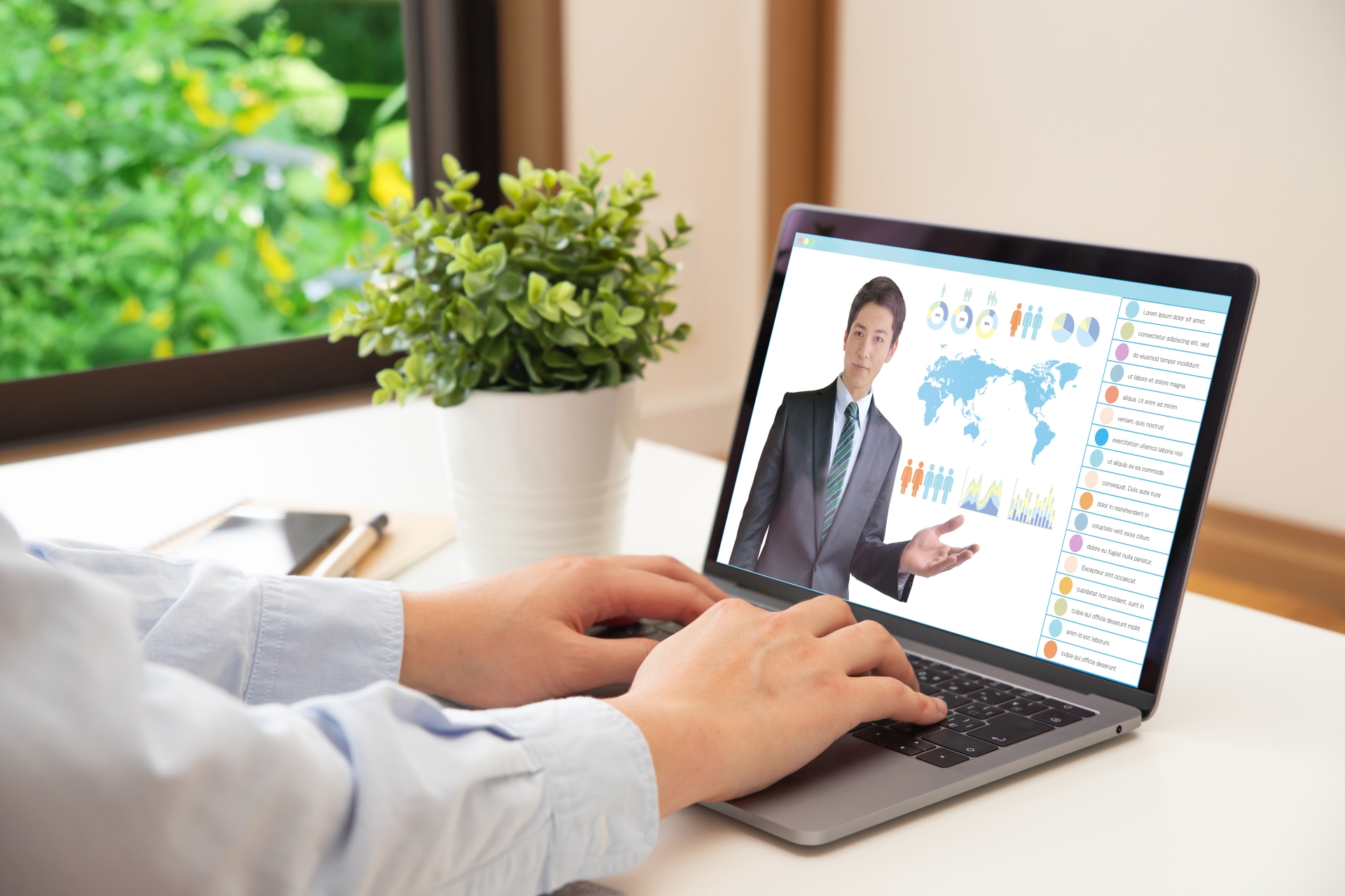 パソコンで行われるオンライン授業と白いテーブル