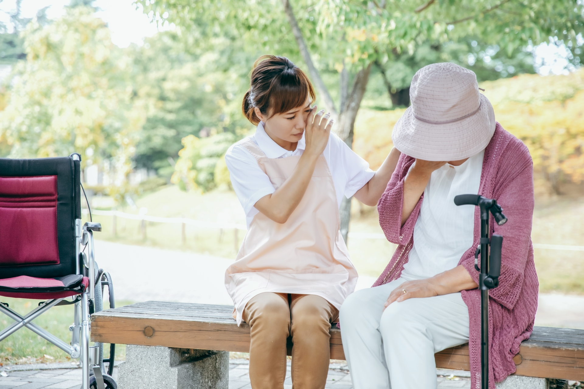 暗い様子の利用者と介護士