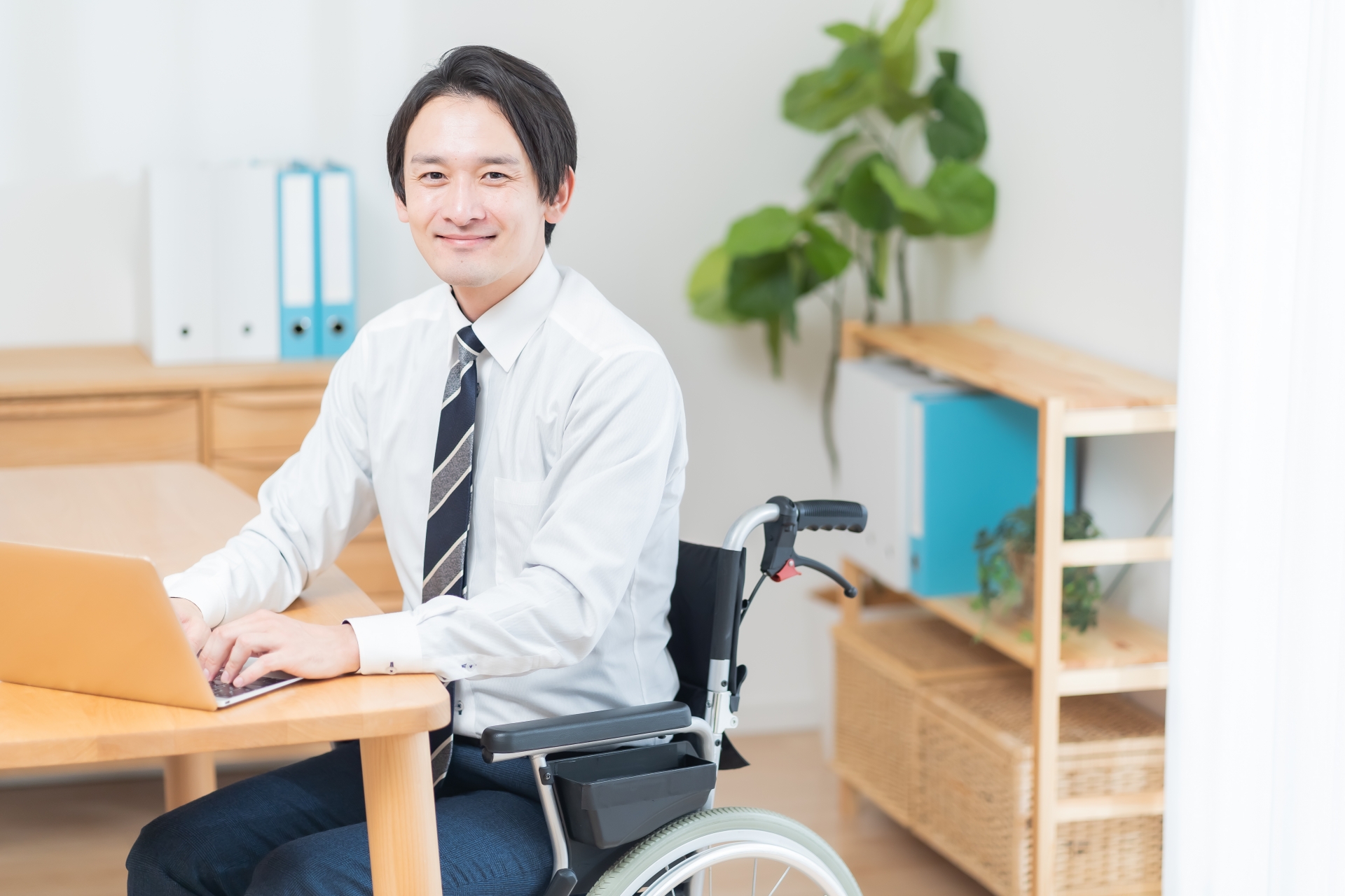 車椅子のスーツ姿の男性