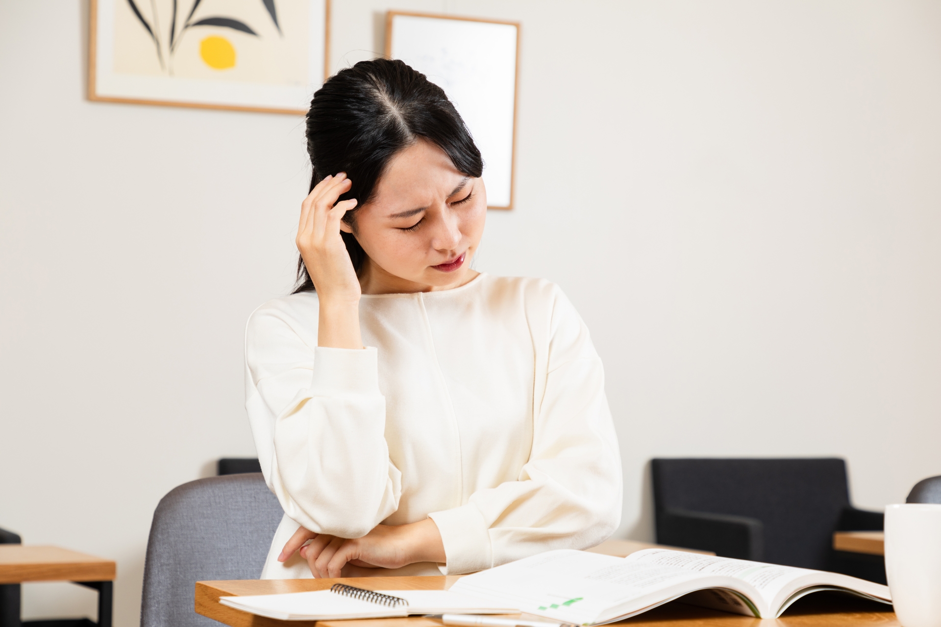 勉強中に頭痛がするアジア人女性03