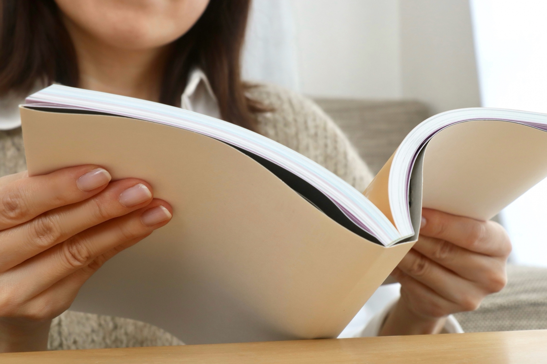 本を読む女性