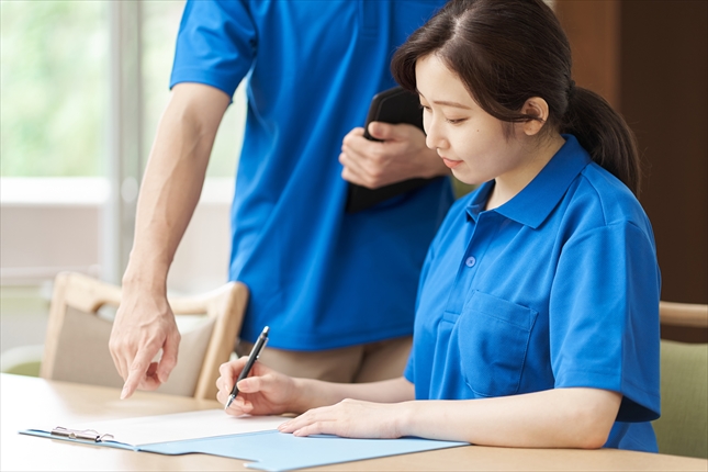 教えてもらう女性介護士