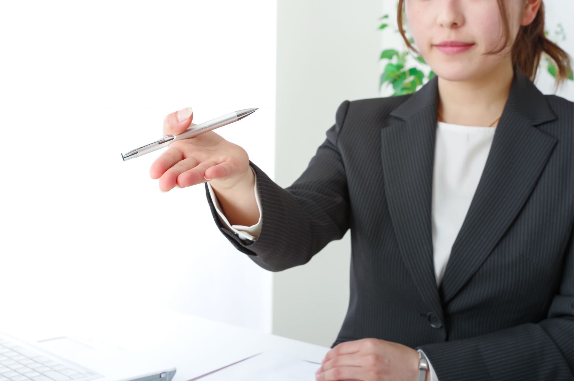 仕事の打ち合わせをする女性