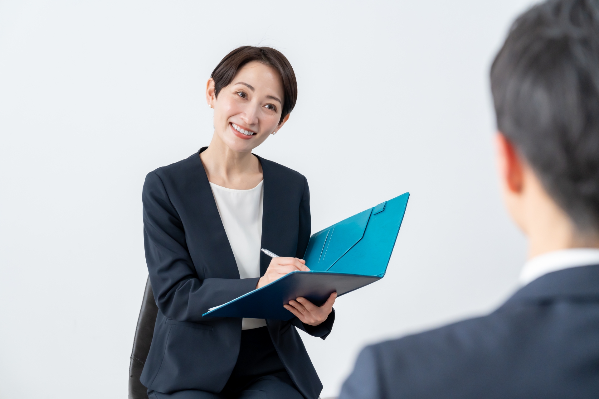 面接をする女性