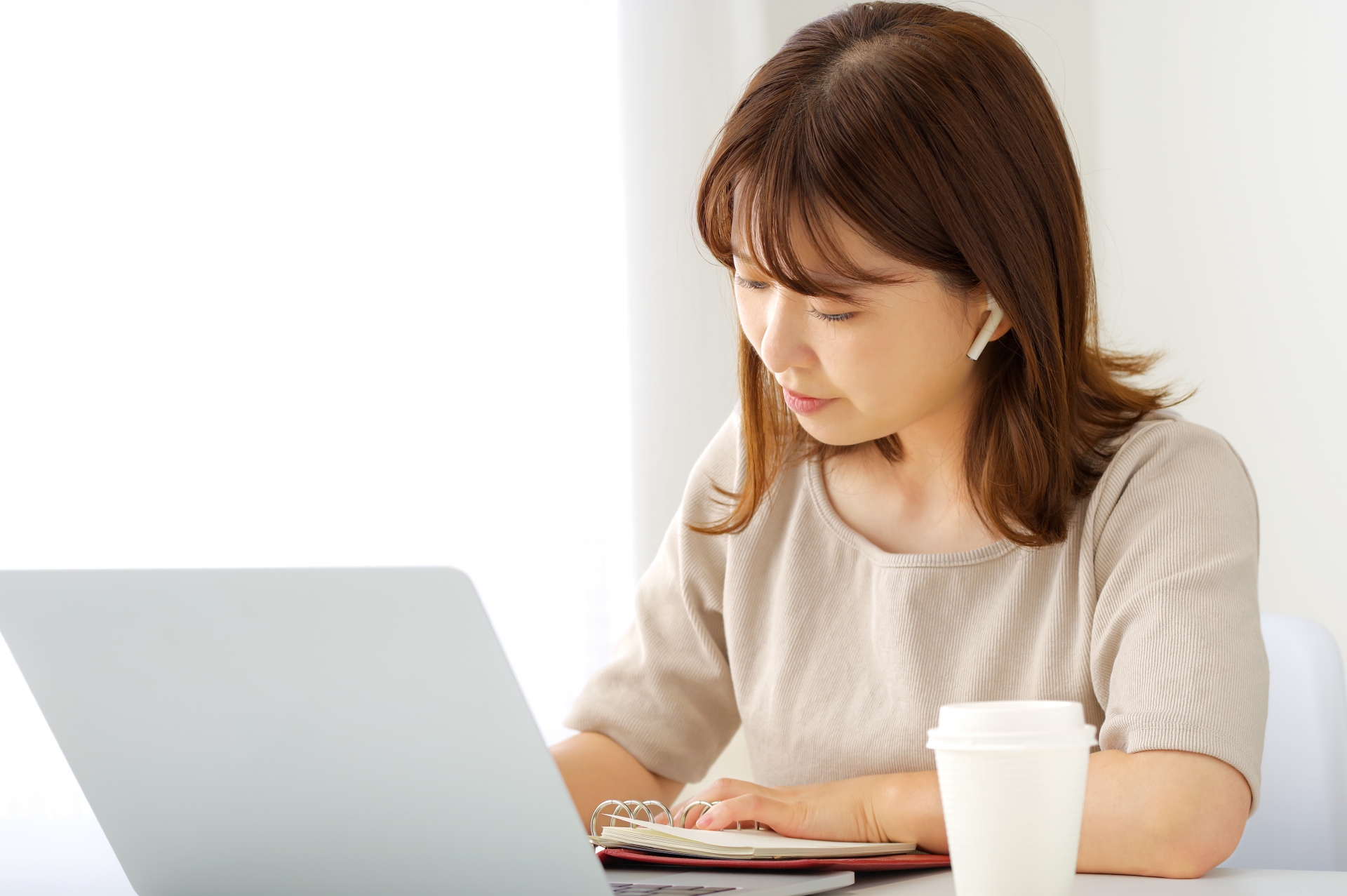 PC作業をする女性