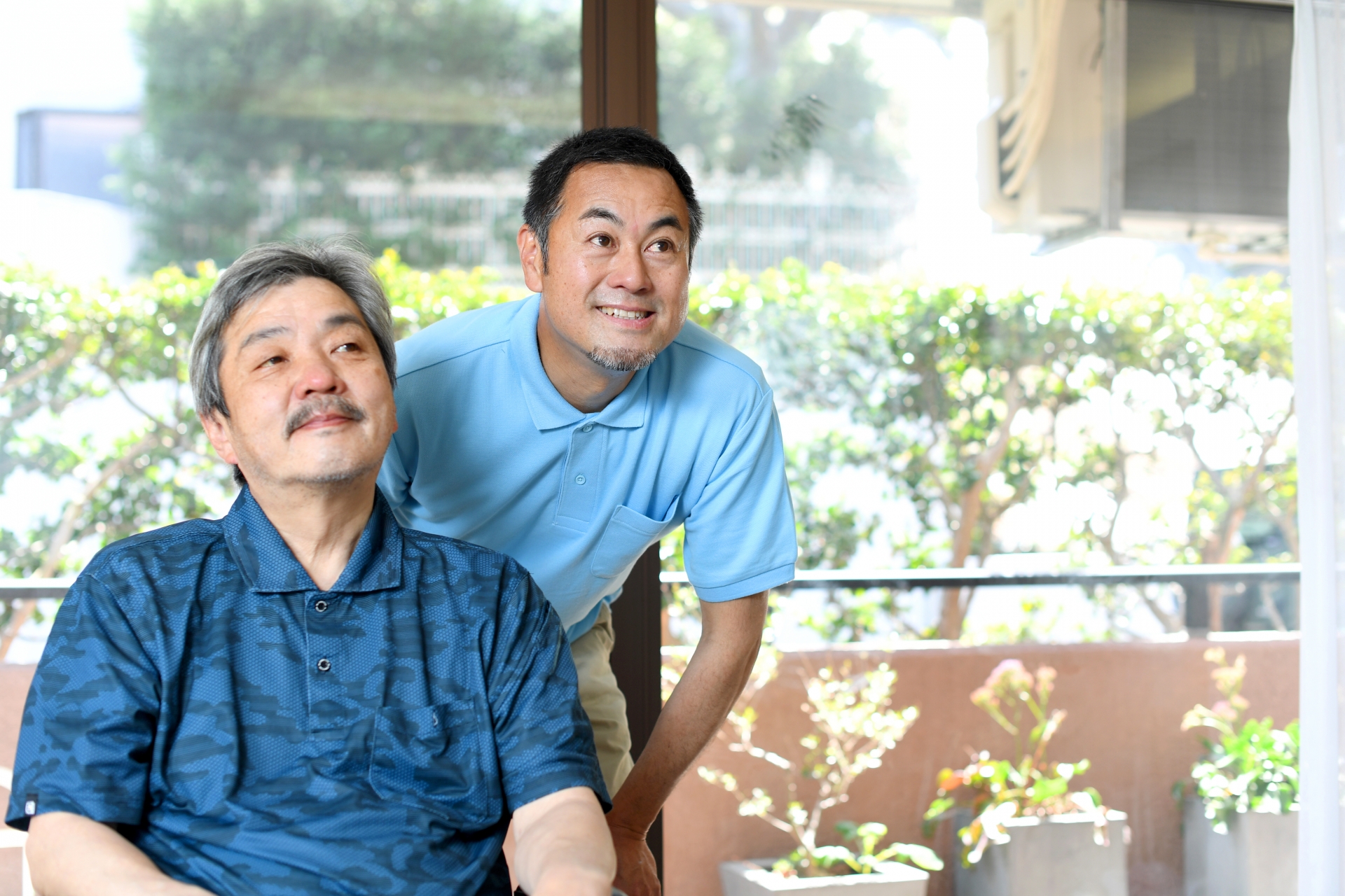高齢者と男性の介護士