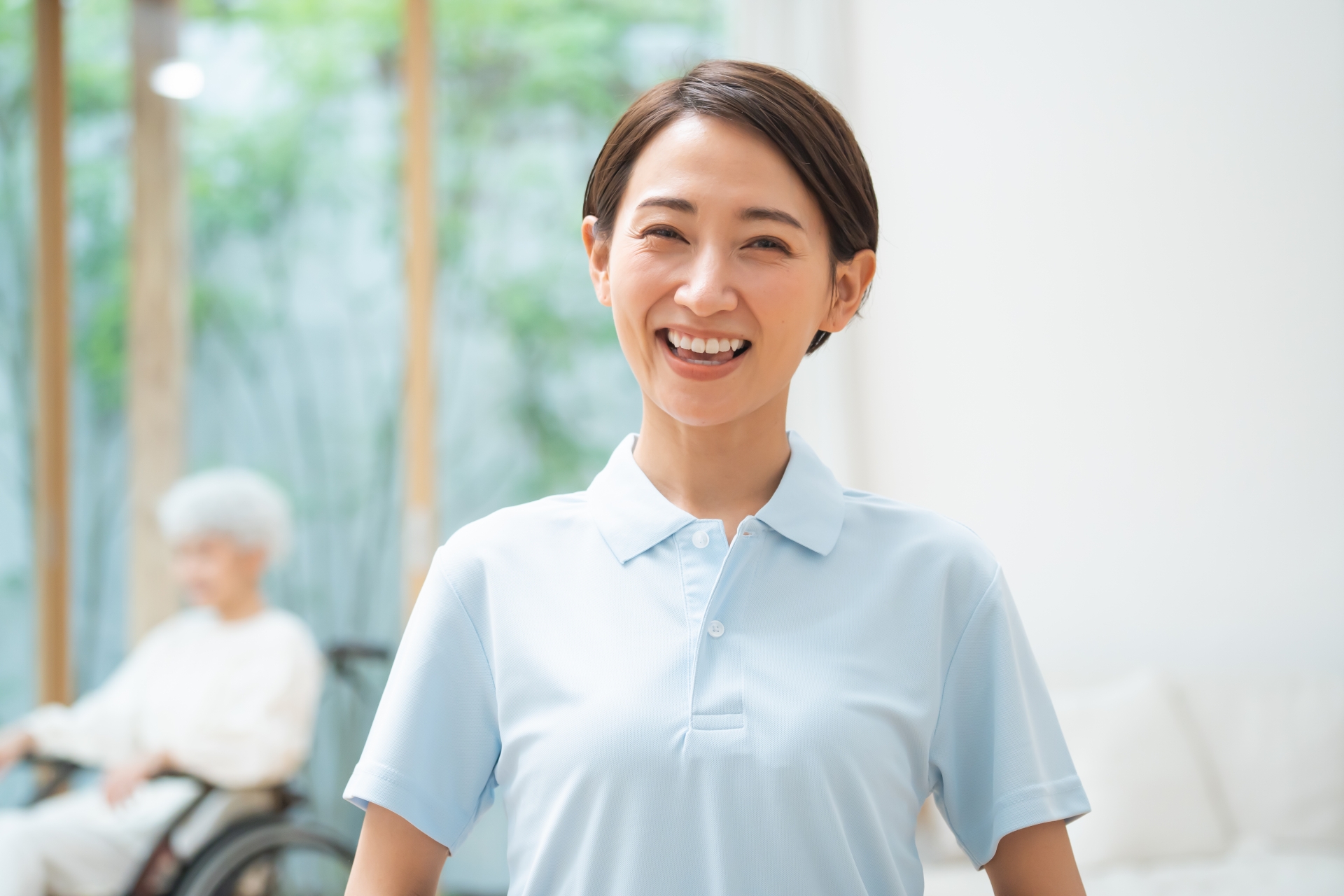 高齢者施設の女性スタッフ