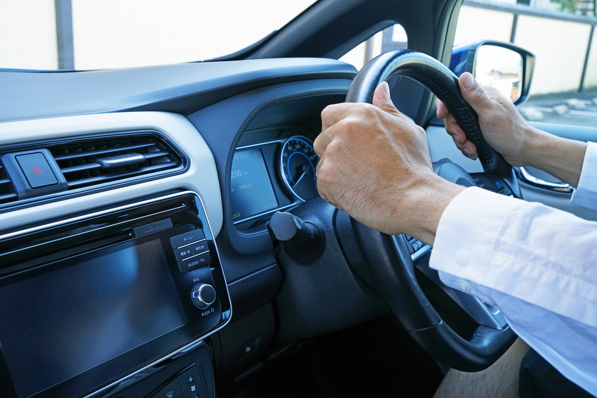 ナビをセットして運転する男性の手元