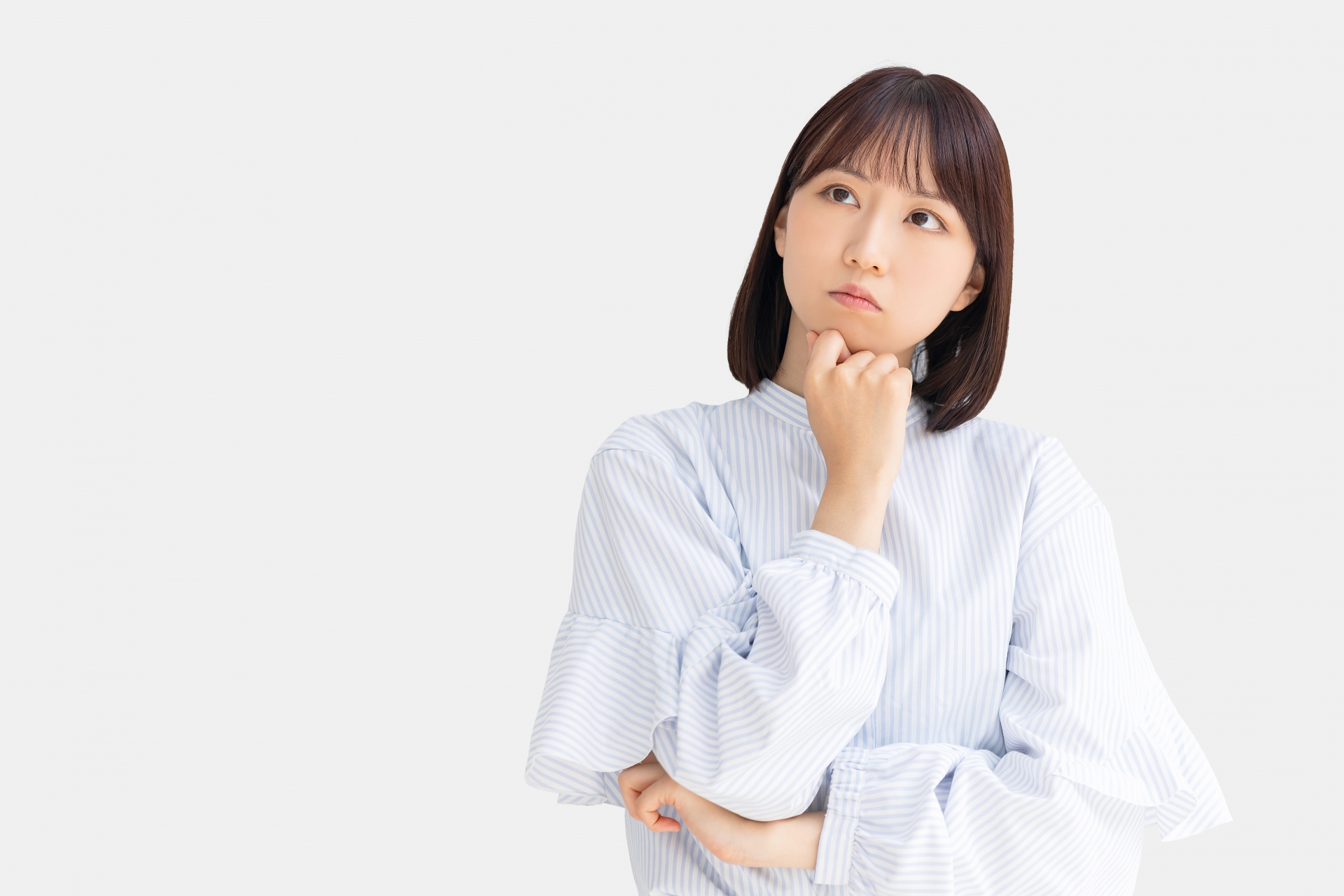 考えごとをする女性