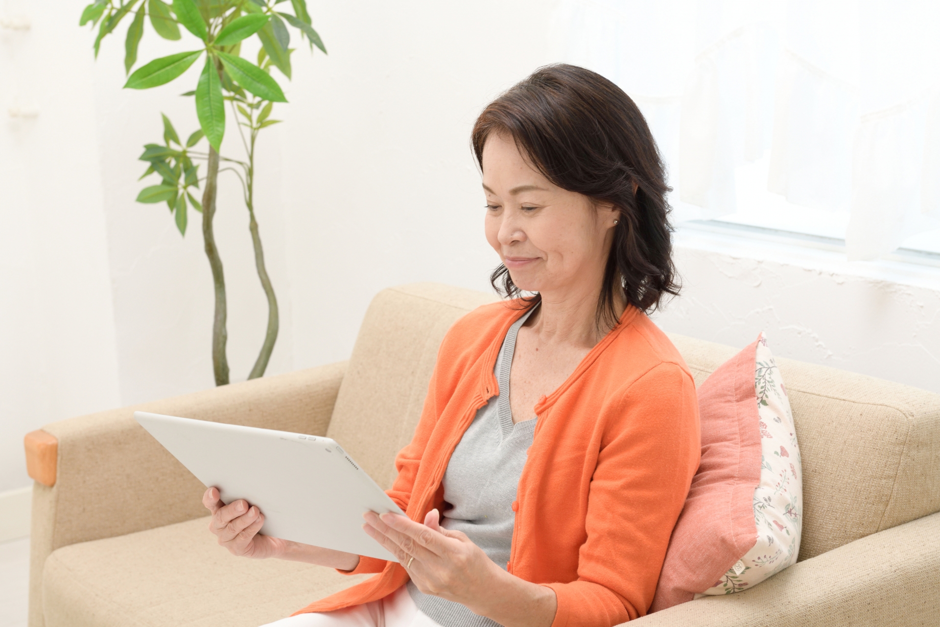 タブレットを見るシニア女性