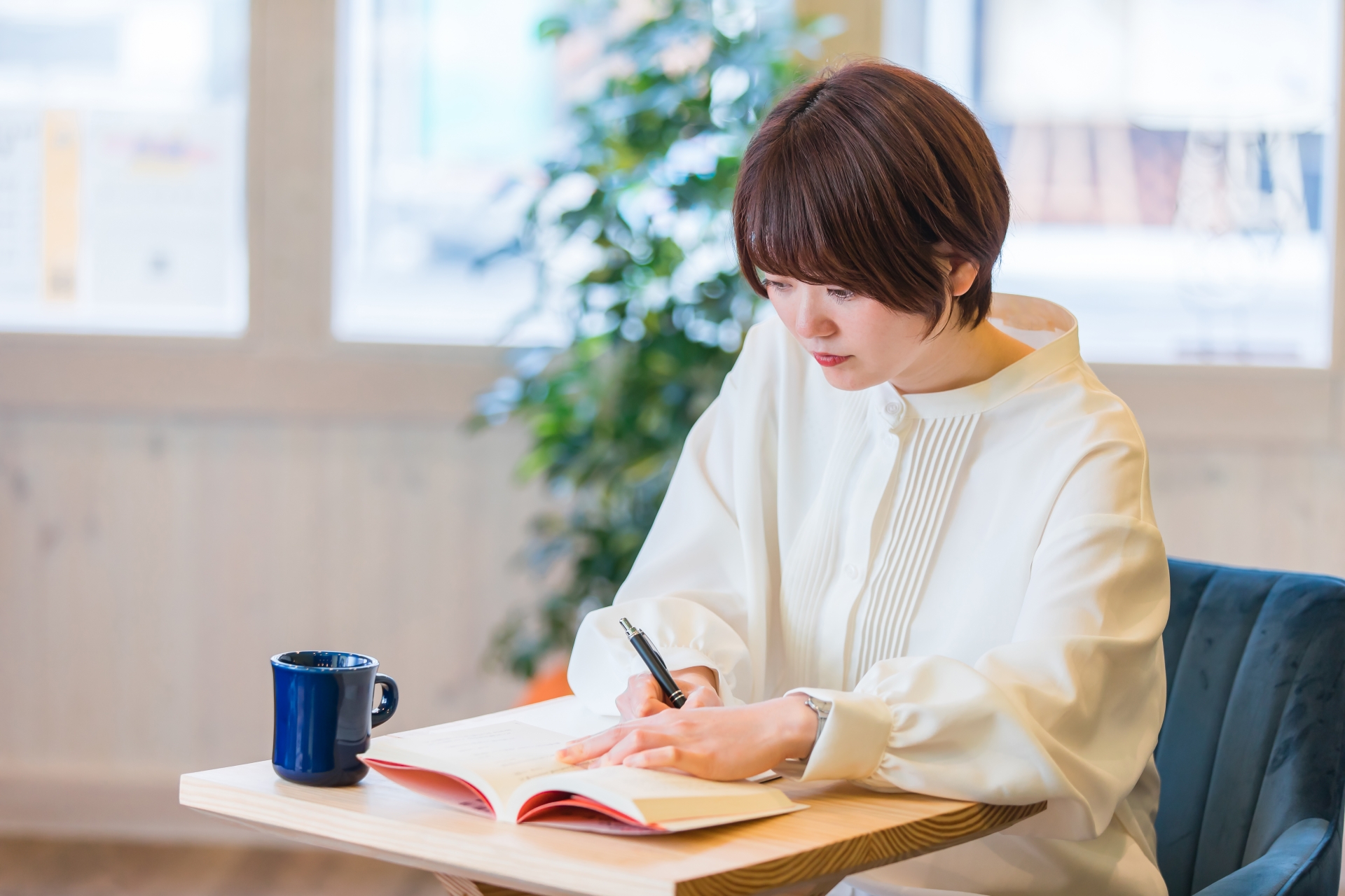 試験勉強をする女性