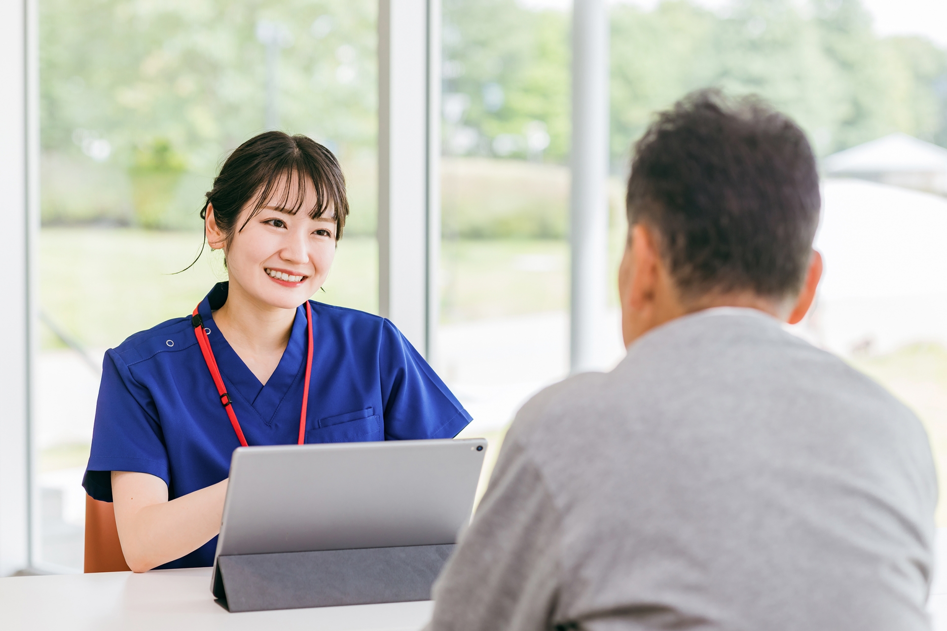 利用者と話をする介護士