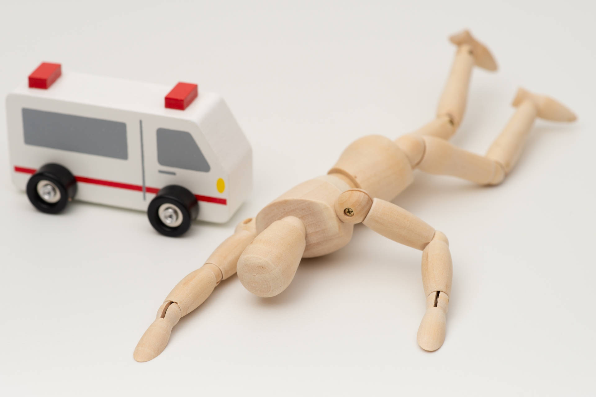 倒れた人と救急車で急病人のイメージ