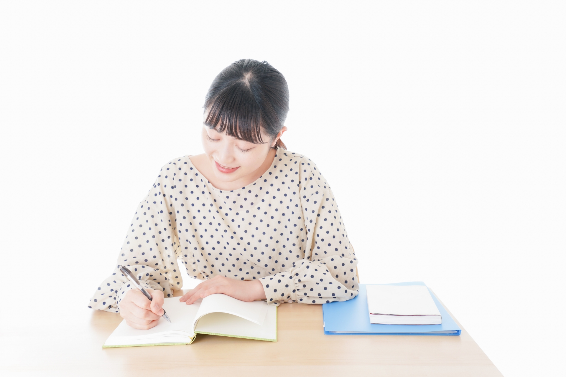 試験勉強をする女性