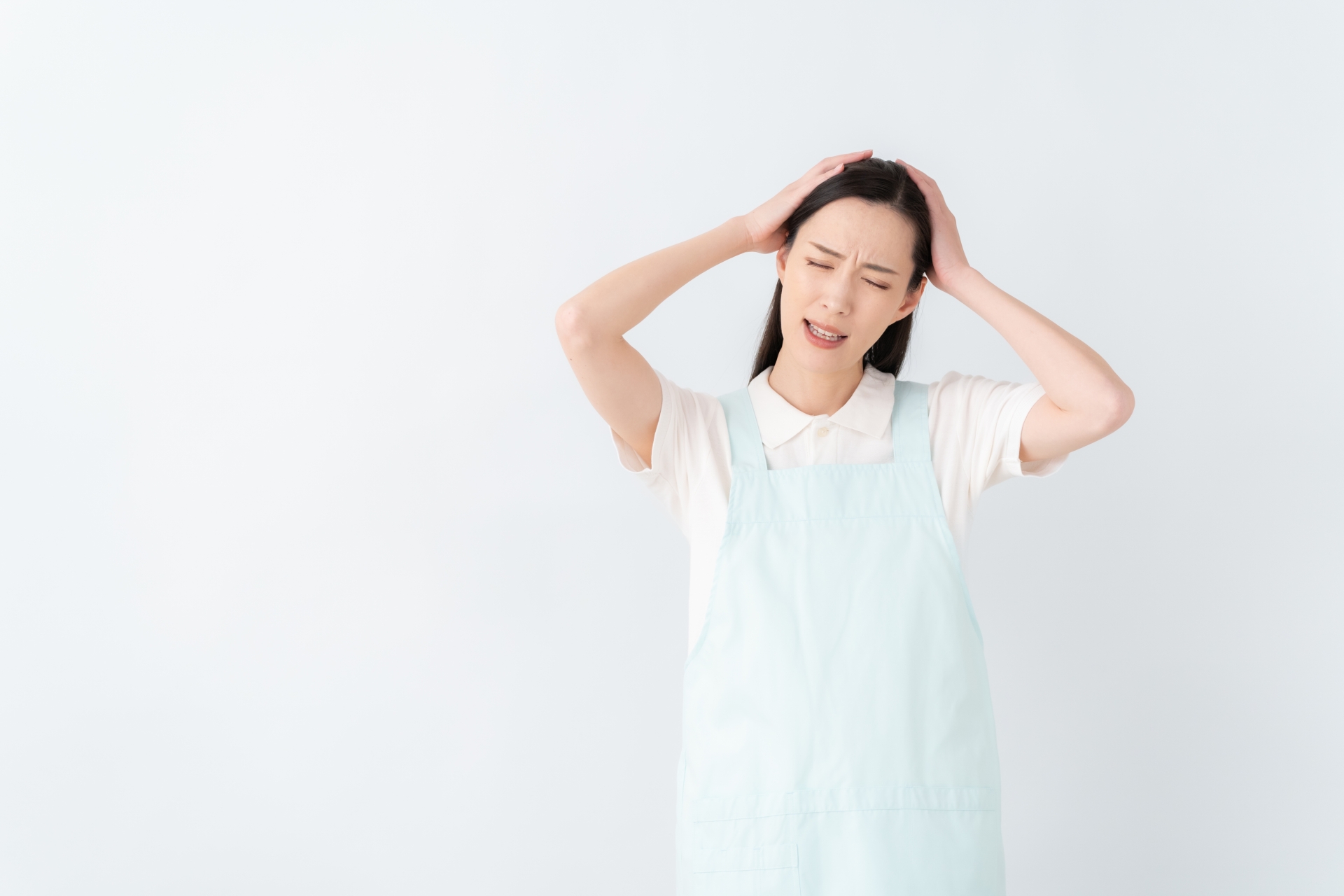 頭を抱える女性