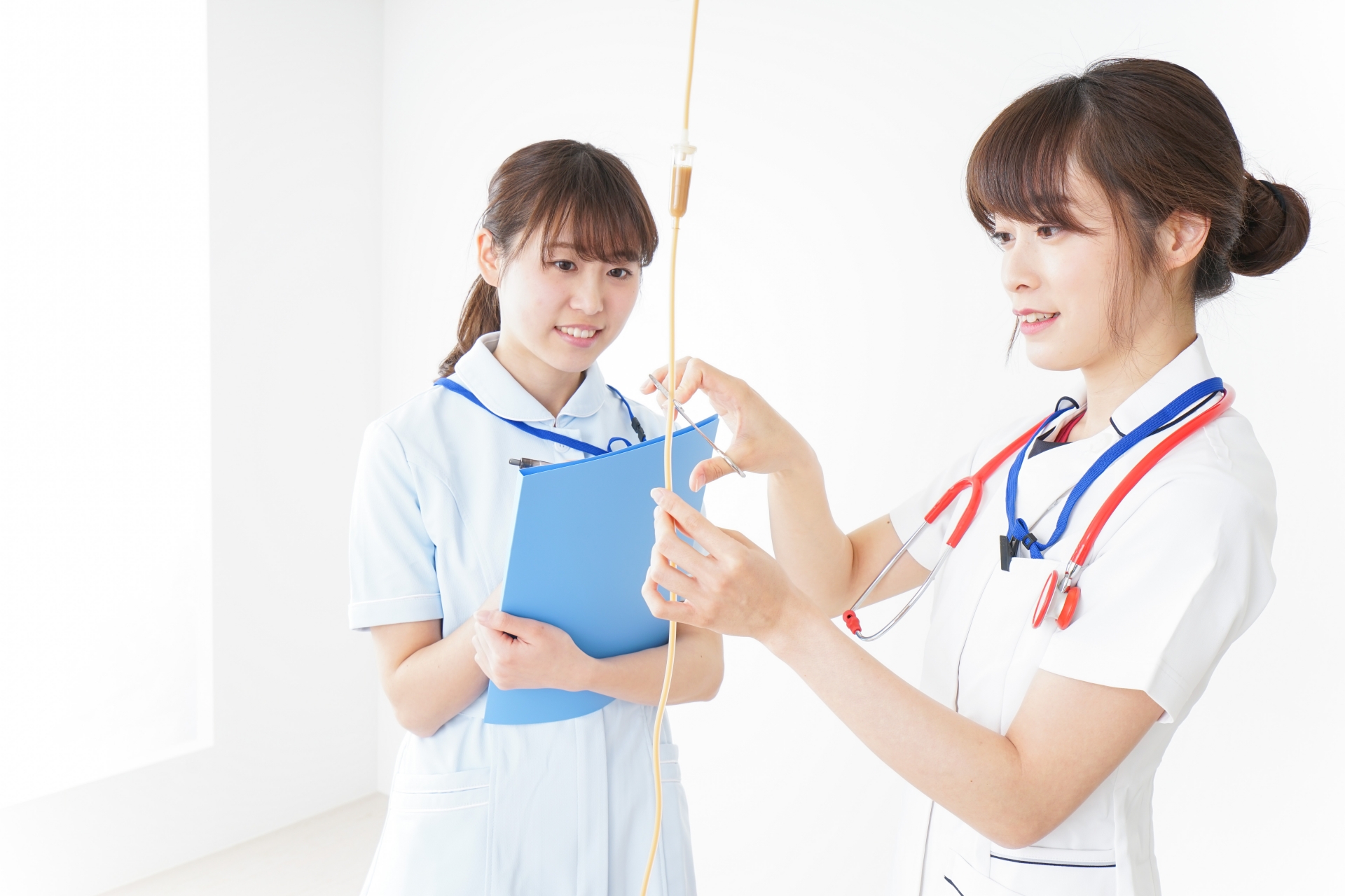 病院で働く若い看護師