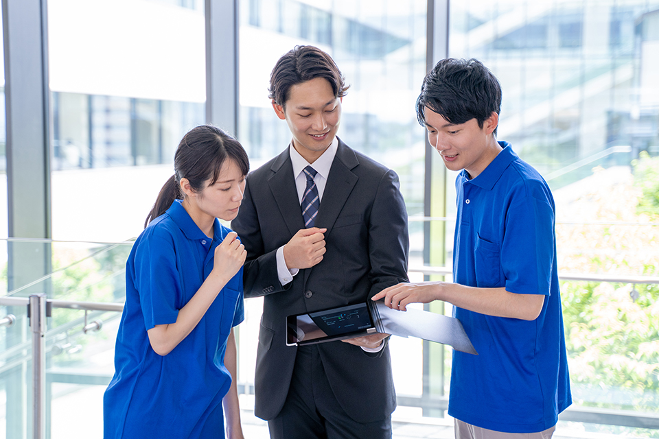 スーツの男性と男女の介護士