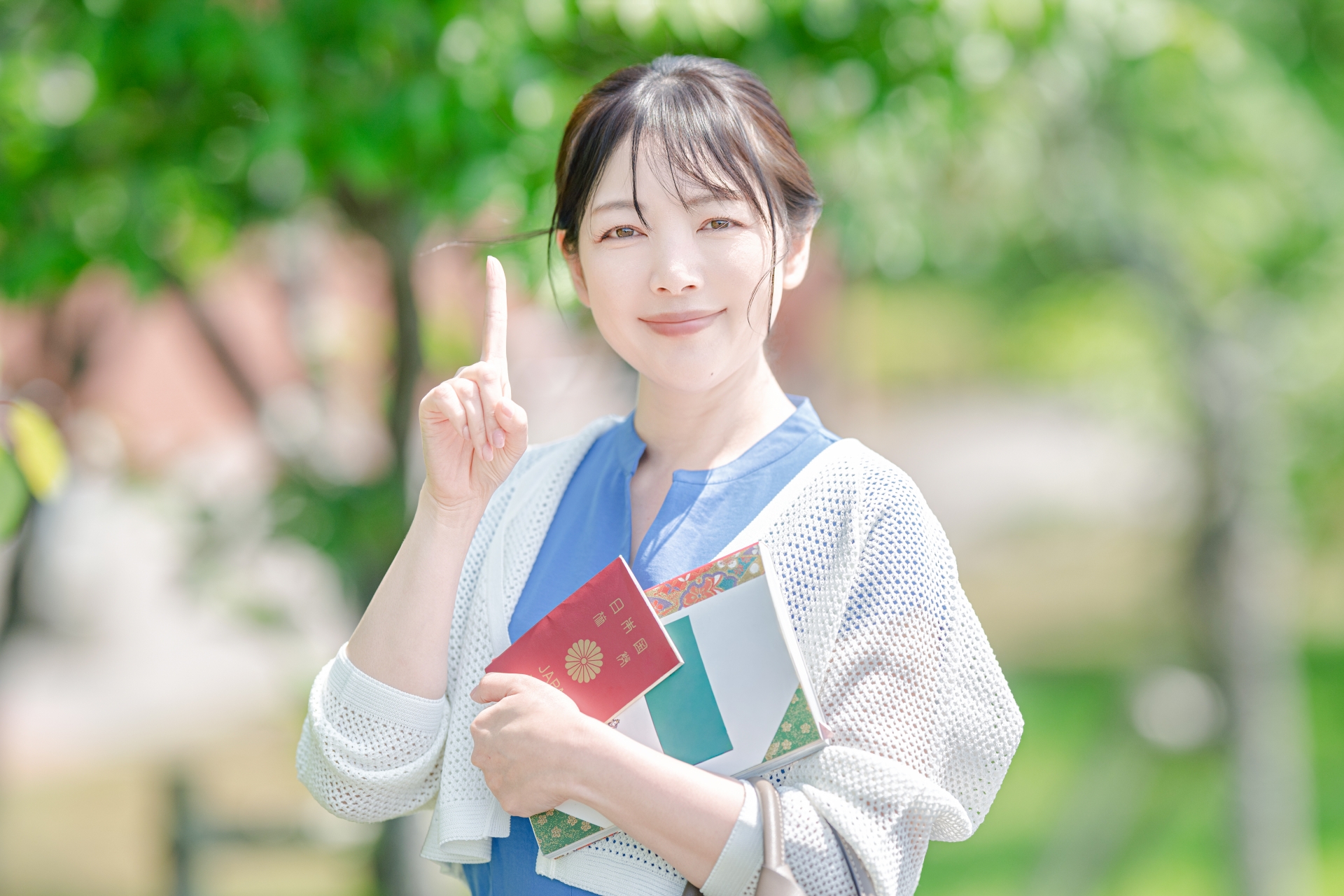 指差す綺麗な女性