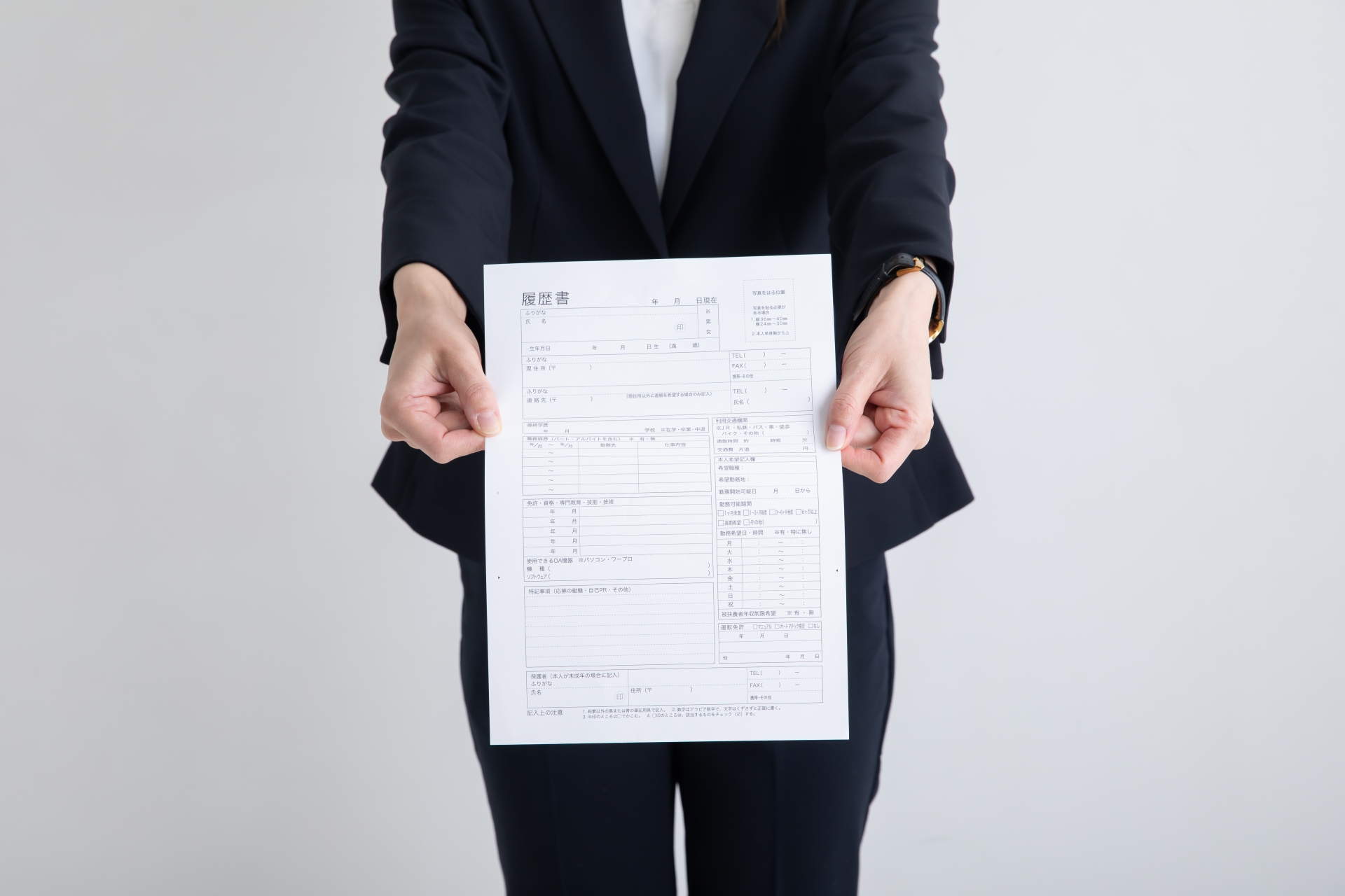 履歴書をもつ女性