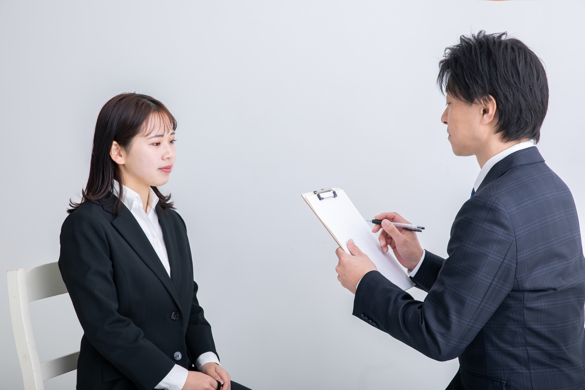 面接をする男女