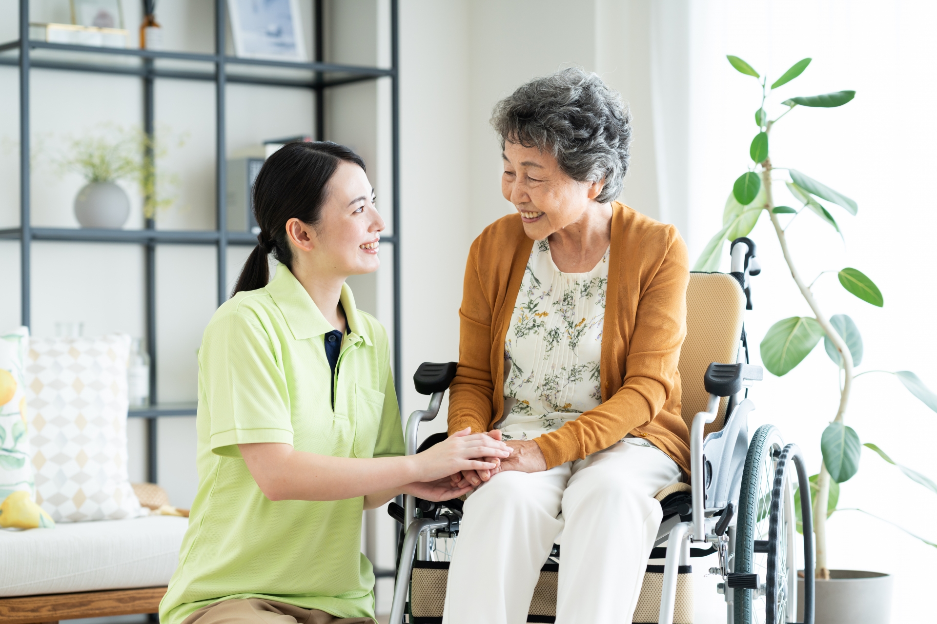 車椅子のシニアの女性と介護福祉士