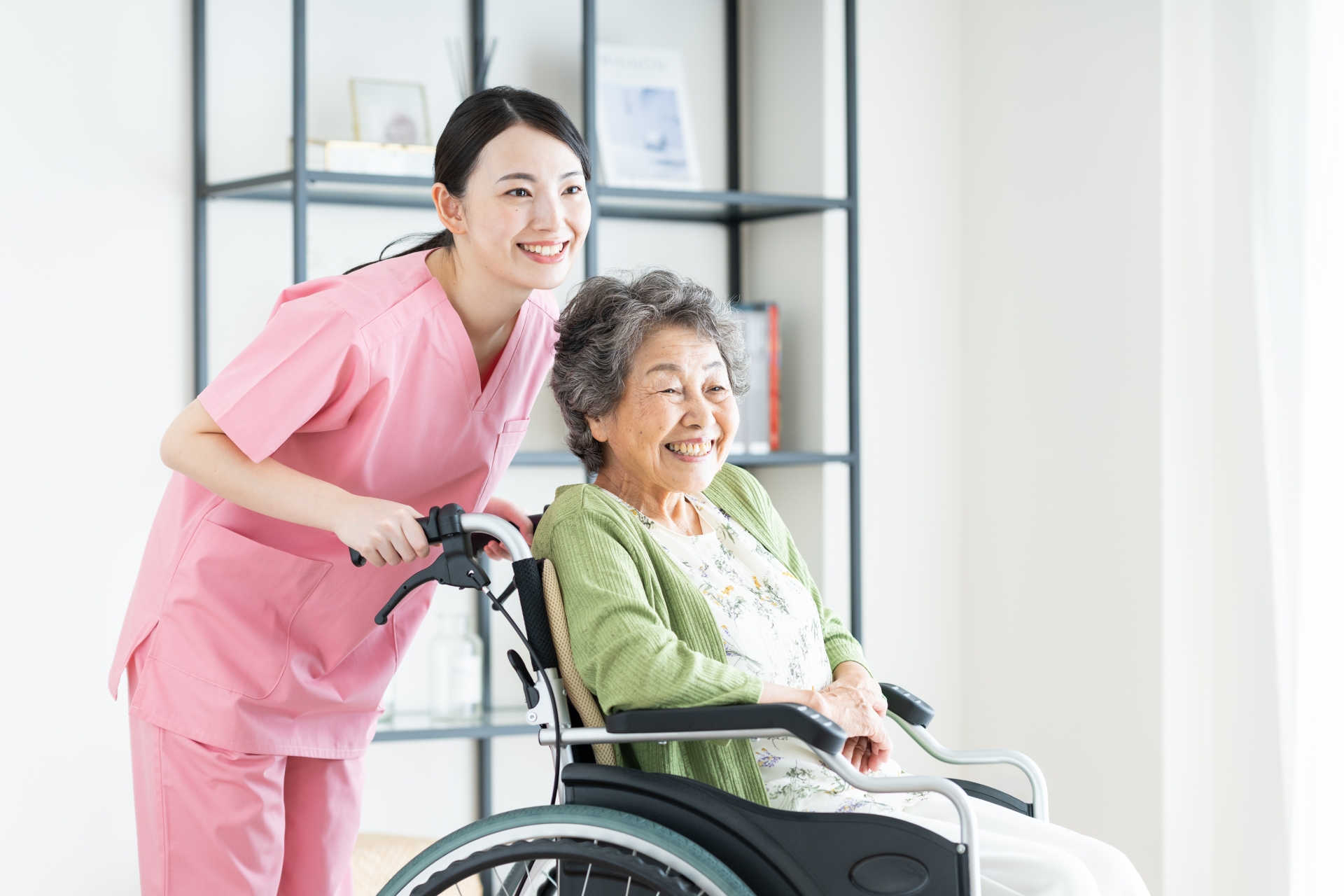 車椅子のシニアの女性と介護福祉士