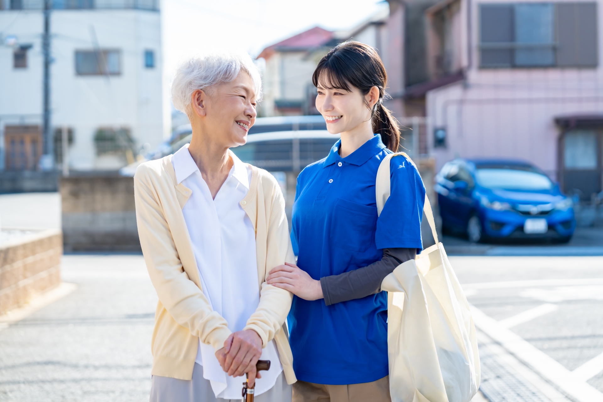 介護士と女性