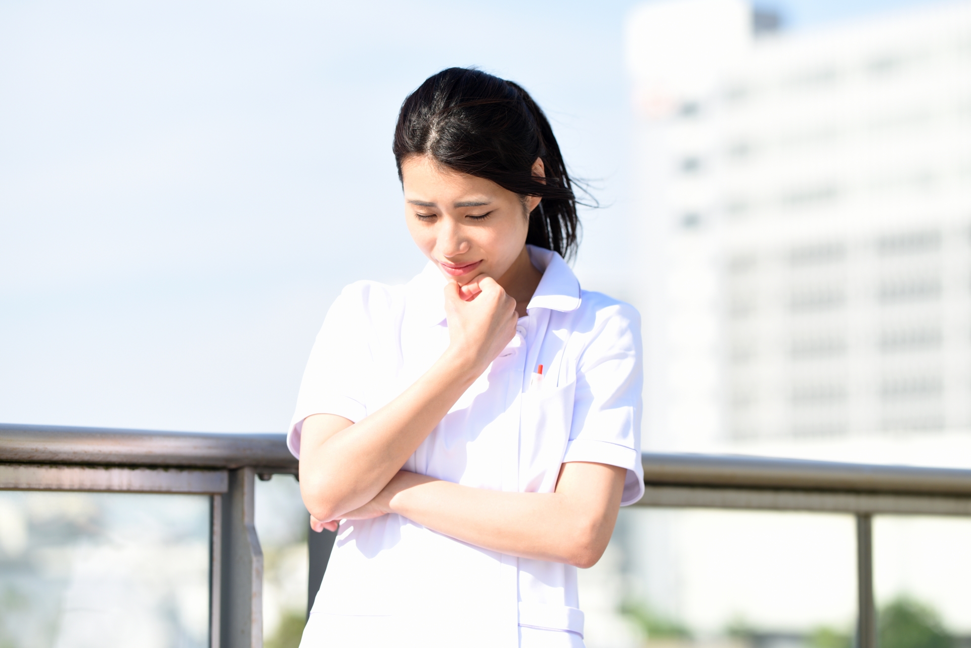 悩む医療従事者